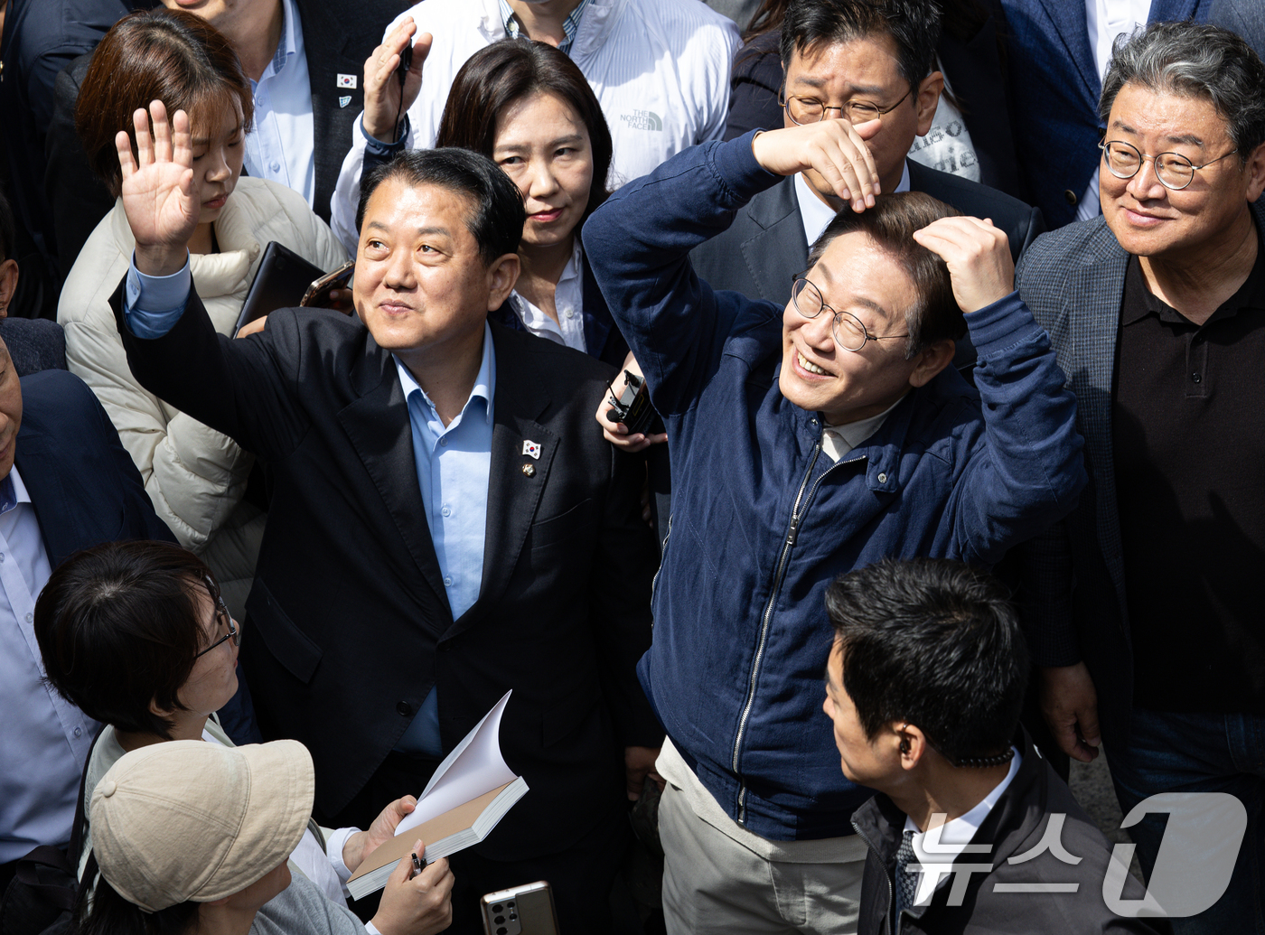 (화천=뉴스1) 이재명 기자 = '골목골목 경청투어 : 접경벨트편'에 나선 이재명 더불어민주당 대통령 후보가 2일 오후 강원 화천군 화천공영버스터미널 인근에서 지지자들을 향해 하트 …