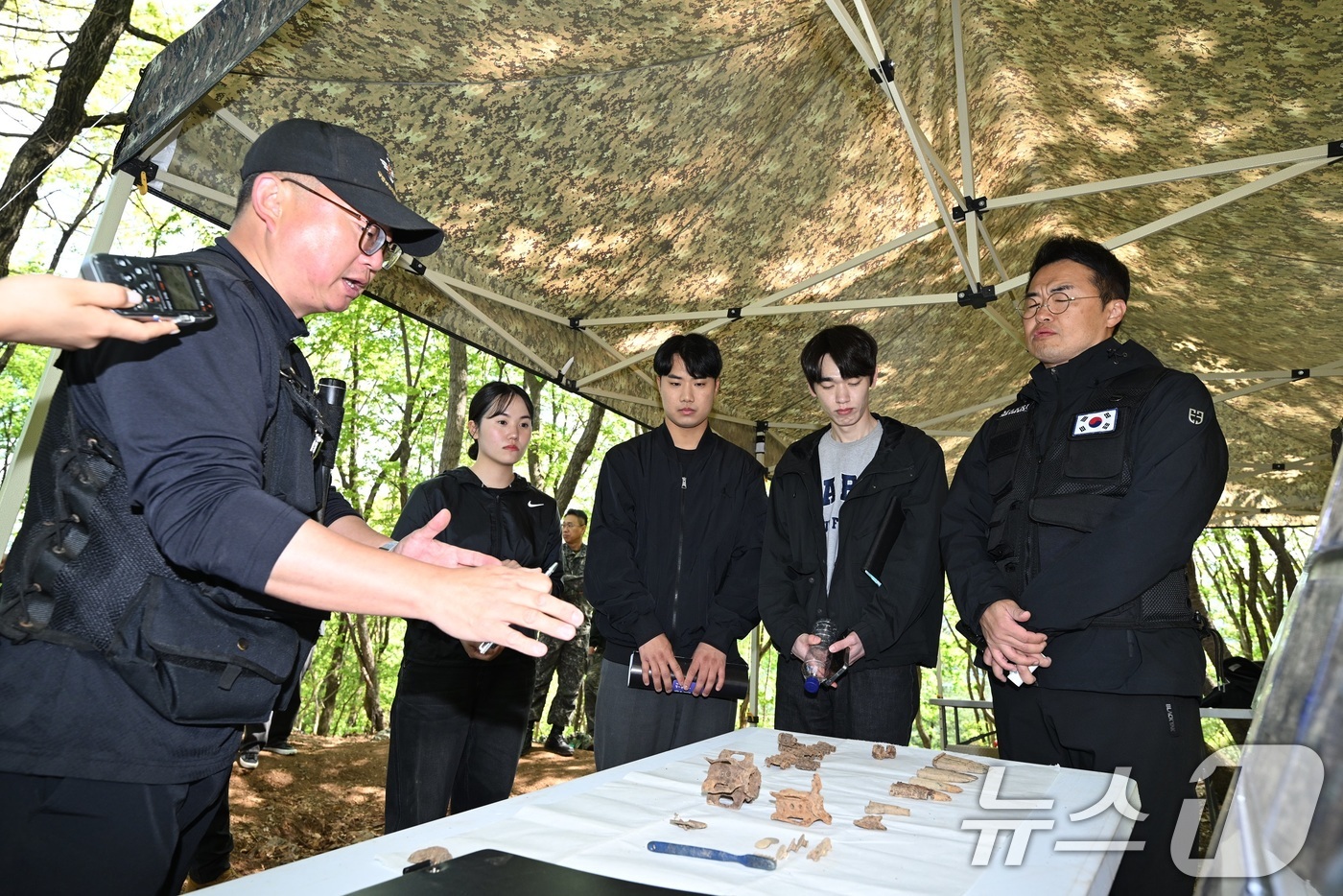 (서울=뉴스1) = 국방부유해발굴감식단(국유단)은 2일 홍보대사 최태성 역사 커뮤니케이터와 국방부 및 국가보훈부 2030 자문단이 경기도 가평군 내 6·25 전사자 유해발굴 현장을 …