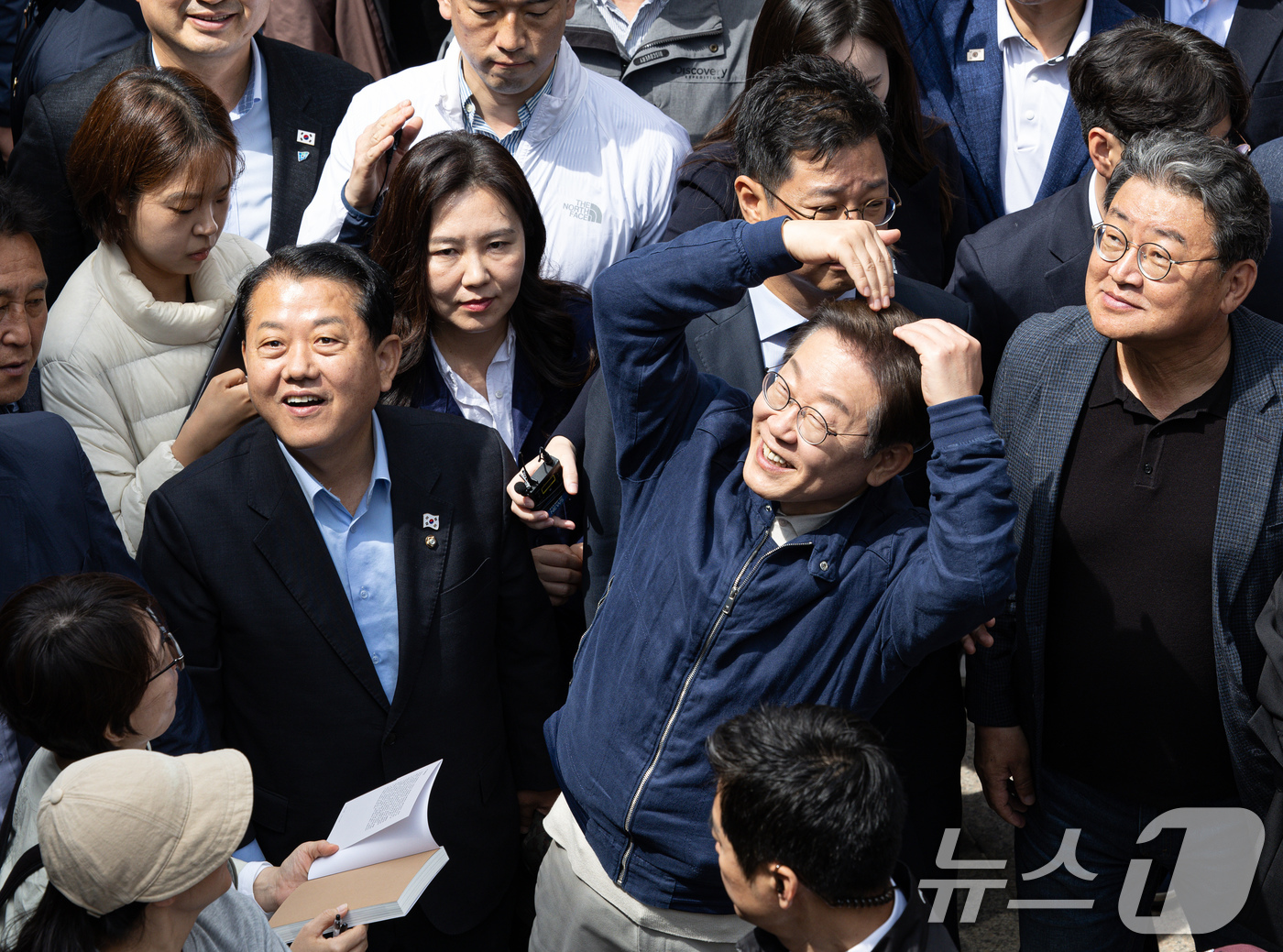 (화천=뉴스1) 이재명 기자 = '골목골목 경청투어 : 접경벨트편'에 나선 이재명 더불어민주당 대통령 후보가 2일 오후 강원 화천군 화천공영버스터미널 인근에서 지지자들을 향해 하트 …