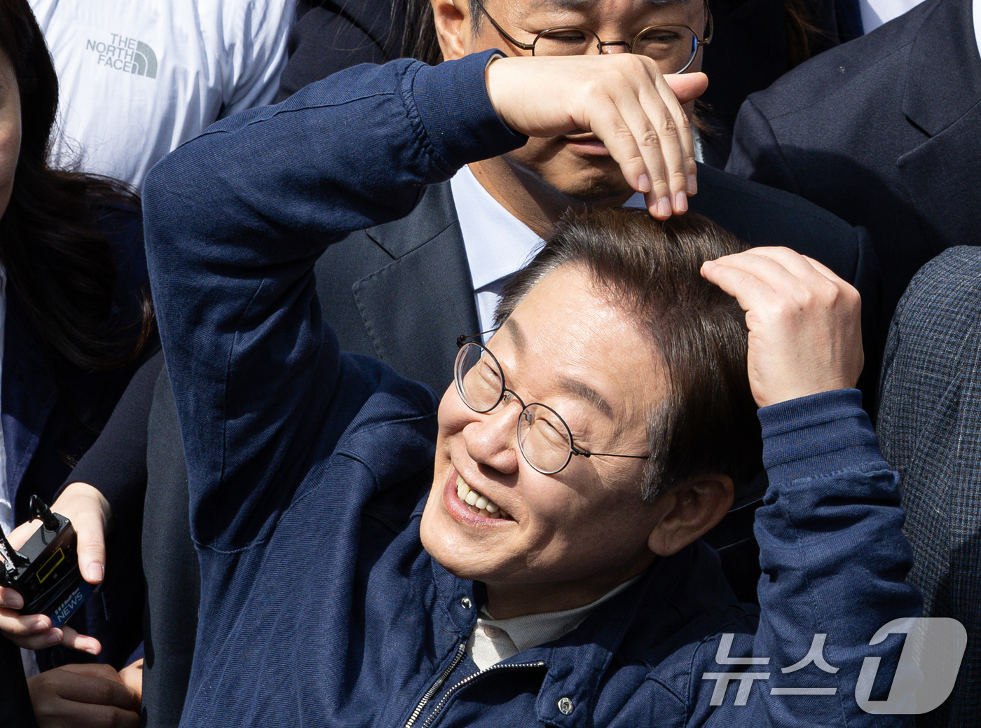 (화천=뉴스1) 이재명 기자 = '골목골목 경청투어 : 접경벨트편'에 나선 이재명 더불어민주당 대통령 후보가 2일 오후 강원 화천군 화천공영버스터미널 인근에서 지지자들을 향해 하트 …