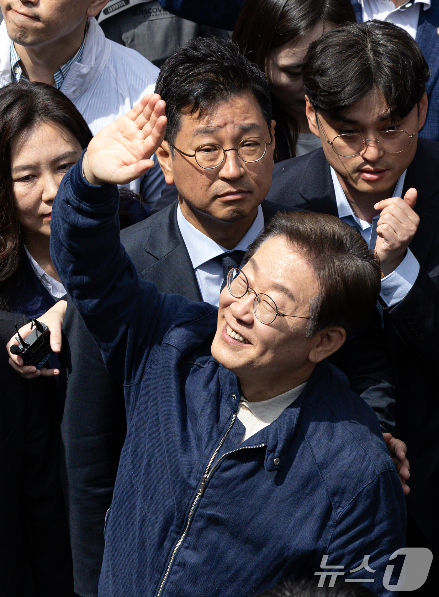 (화천=뉴스1) 이재명 기자 = '골목골목 경청투어 : 접경벨트편'에 나선 이재명 더불어민주당 대통령 후보가 2일 오후 강원 화천군 화천공영버스터미널 인근에서 지지자들을 향해 인사 …