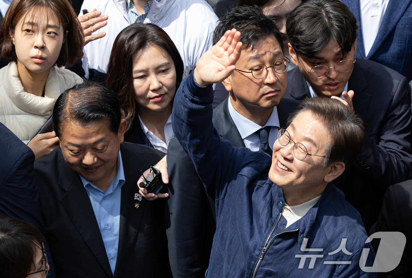 (화천=뉴스1) 이재명 기자 = '골목골목 경청투어 : 접경벨트편'에 나선 이재명 더불어민주당 대통령 후보가 2일 오후 강원 화천군 화천공영버스터미널 인근에서 지지자들을 향해 인사 …