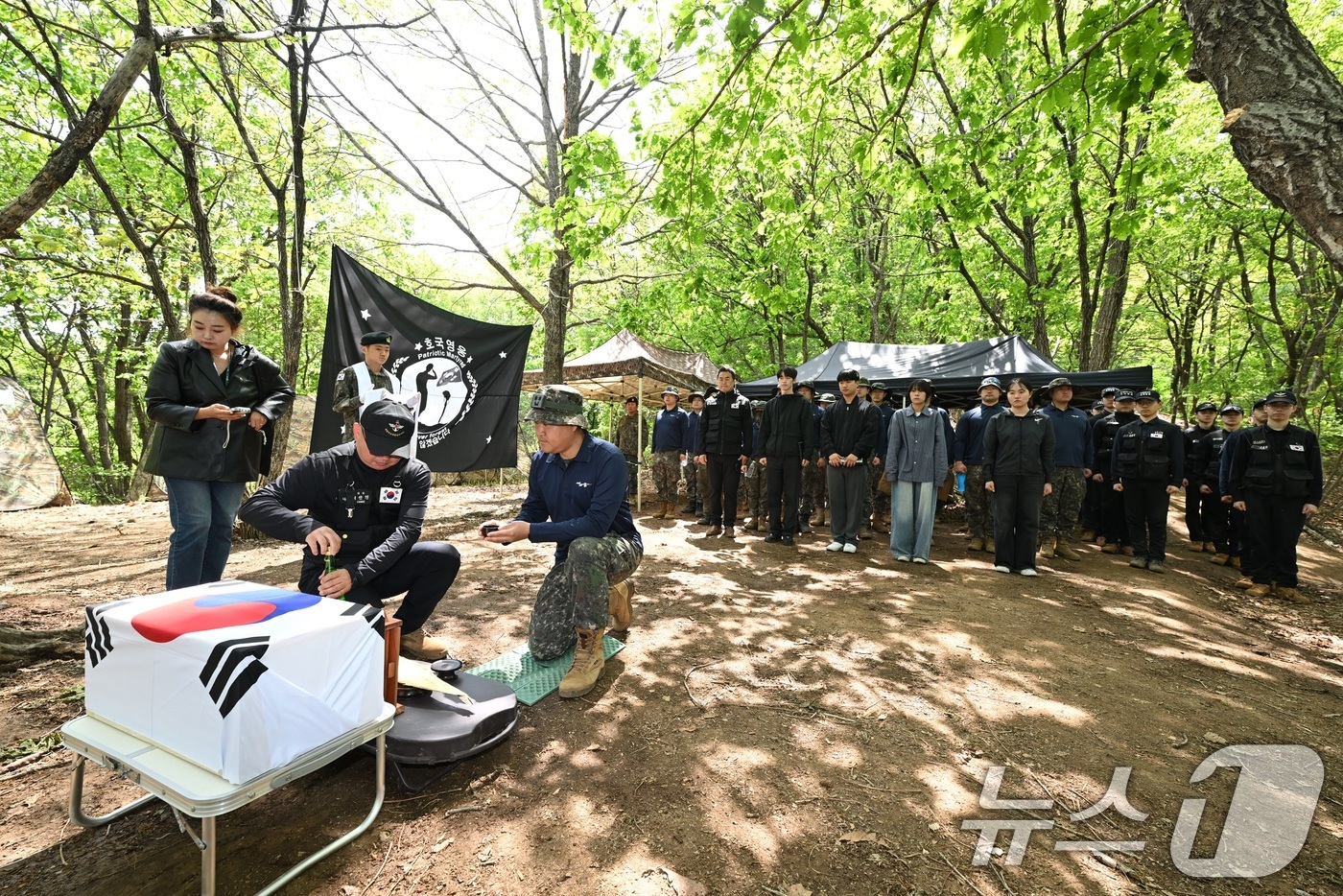 (서울=뉴스1) = 국방부유해발굴감식단(국유단)은 2일 홍보대사 최태성 역사 커뮤니케이터와 국방부 및 국가보훈부 2030 자문단이 경기도 가평군 내 6·25 전사자 유해발굴 현장을 …