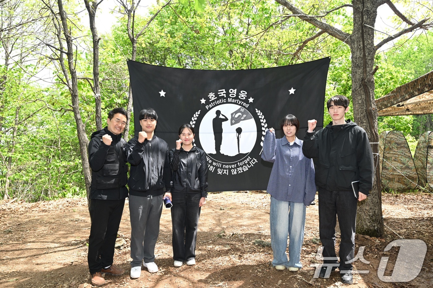 (서울=뉴스1) = 국방부유해발굴감식단(국유단)은 2일 홍보대사 최태성 역사 커뮤니케이터와 국방부 및 국가보훈부 2030 자문단이 경기도 가평군 내 6·25 전사자 유해발굴 현장을 …