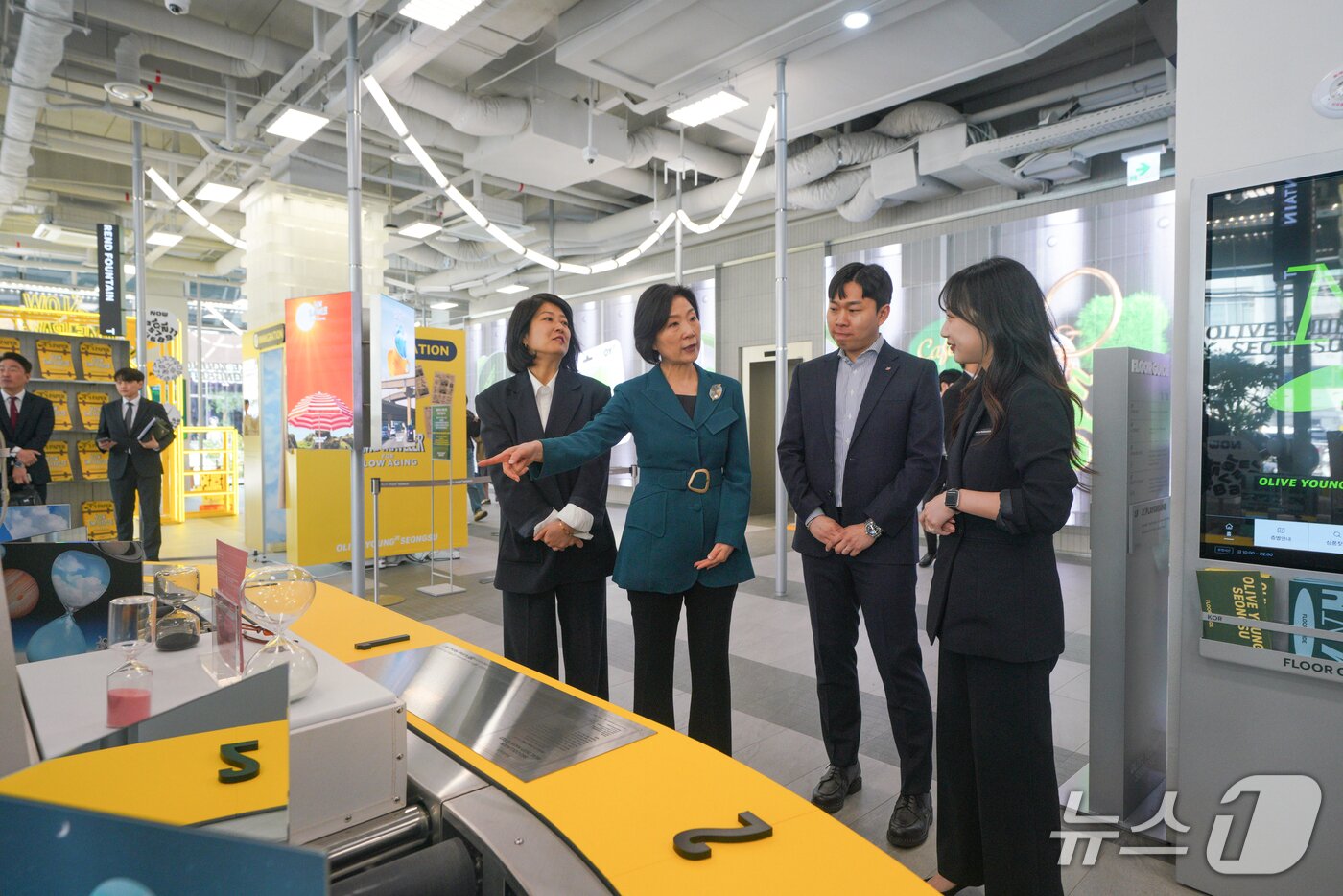 본문 이미지 - 오영주 중소벤처기업부 장관이 2일 서울 성동구 올리브영N 성수를 방문해 매장을 둘러보고 있다.