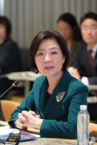 본문 이미지 - 오영주 중소벤처기업부 장관이 2일 서울 성동구 올리브영N 성수에서 열린 &#39;K-뷰티 수출 중소기업 현장 간담회&#39;에서 모두 발언을 하고 있다.&#40;중소벤처기업부 제공&#41;