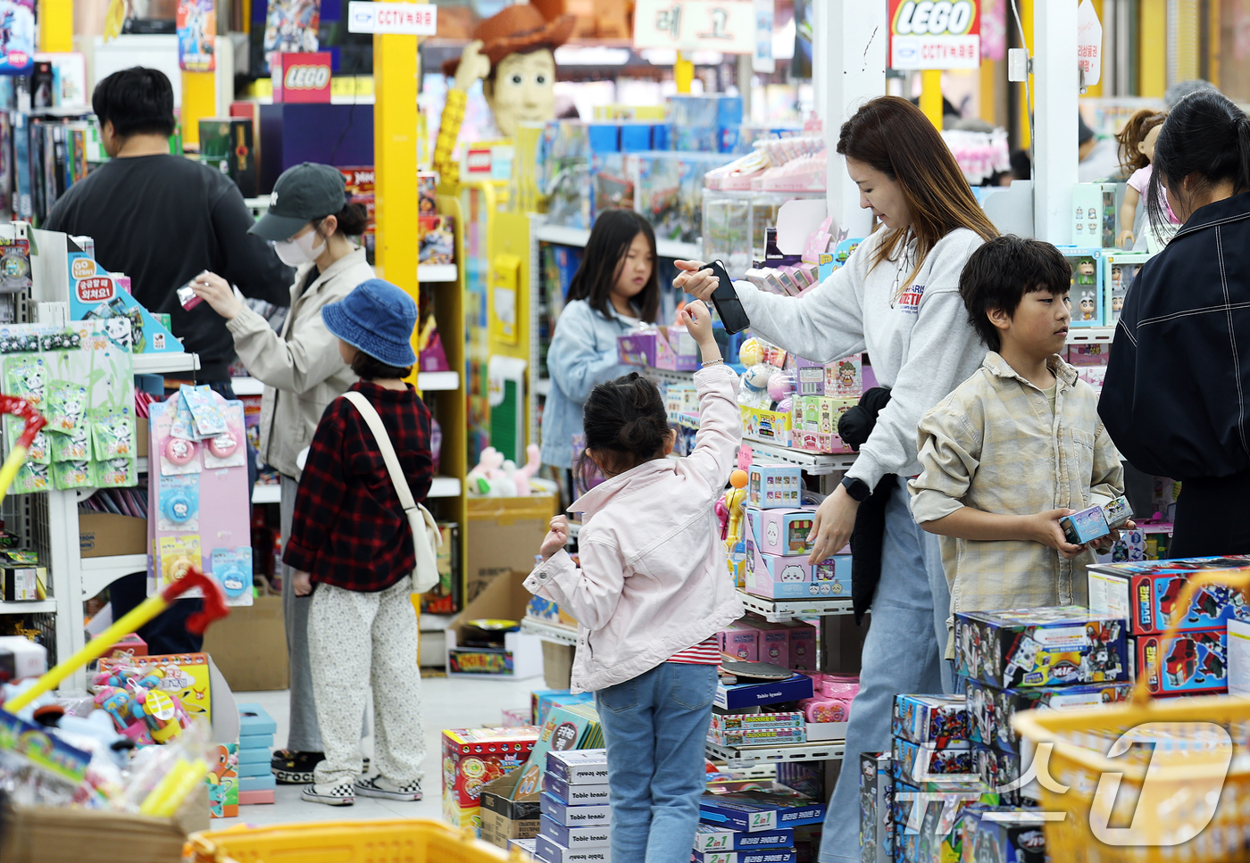 (서울=뉴스1) 오대일 기자 = 어린이 날을 앞둔 2일 오후 서울 창신동 문구·완구거리를 찾은 시민들이 아이를 위한 선물을 고르고 있다. 2025.5.2/뉴스1