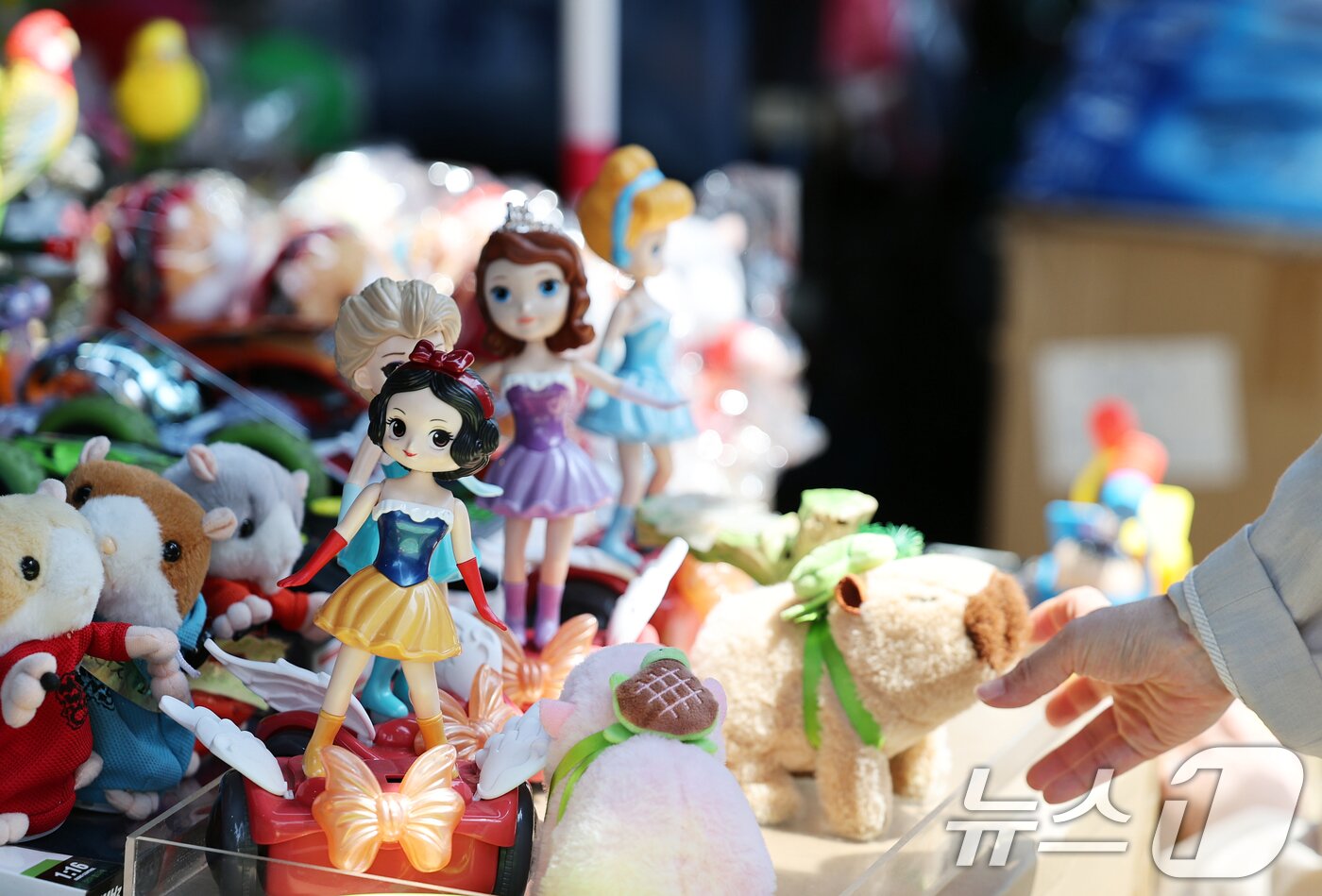 본문 이미지 - 어린이 날을 앞둔 2일 오후 서울 창신동 문구·완구거리를 찾은 시민들이 다양한 캐릭터 상품을 살펴보고 있다. 2025.5.2/뉴스1 ⓒ News1 오대일 기자