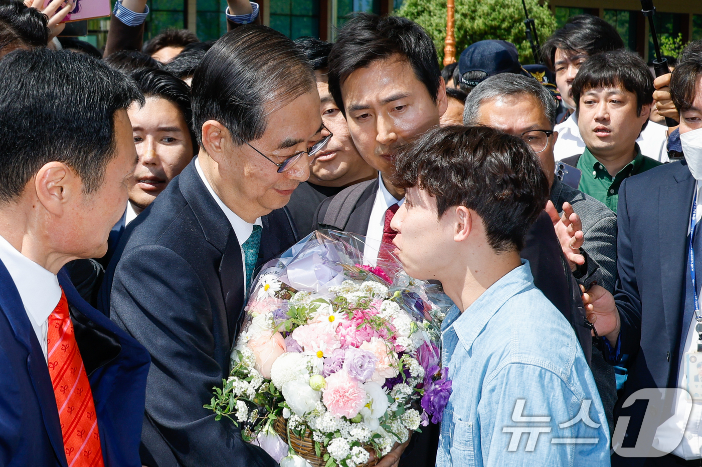 (서울=뉴스1) 안은나 기자 = 한덕수 전 국무총리가 2일 오전 서울 여의도 국회 소통관에서 '국민께 드리는 약속'을 주제로 제21대 대통령 선거 출마를 선언한 뒤 지지자로부터 꽃 …