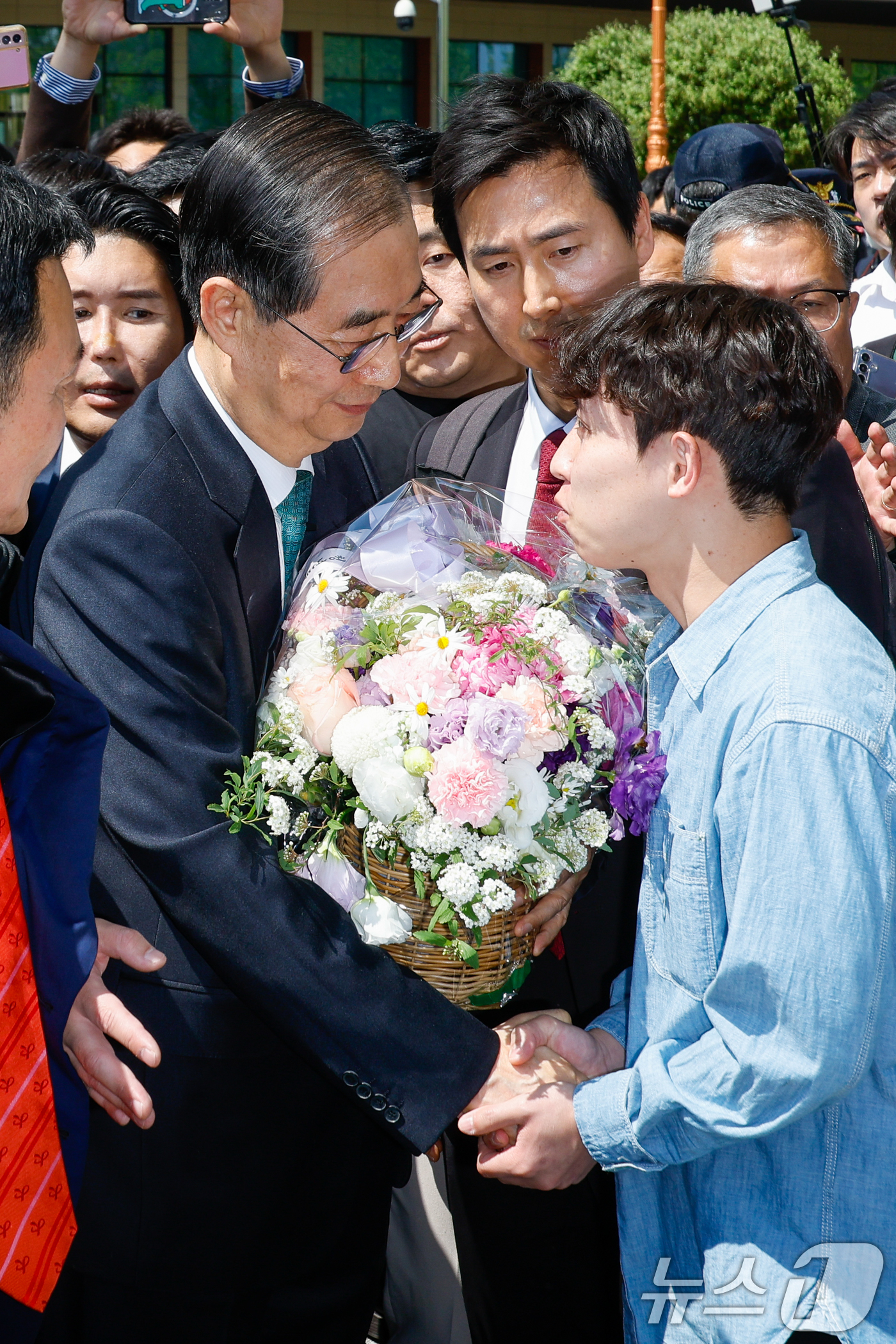 (서울=뉴스1) 안은나 기자 = 한덕수 전 국무총리가 2일 오전 서울 여의도 국회 소통관에서 '국민께 드리는 약속'을 주제로 제21대 대통령 선거 출마를 선언한 뒤 지지자로부터 꽃 …