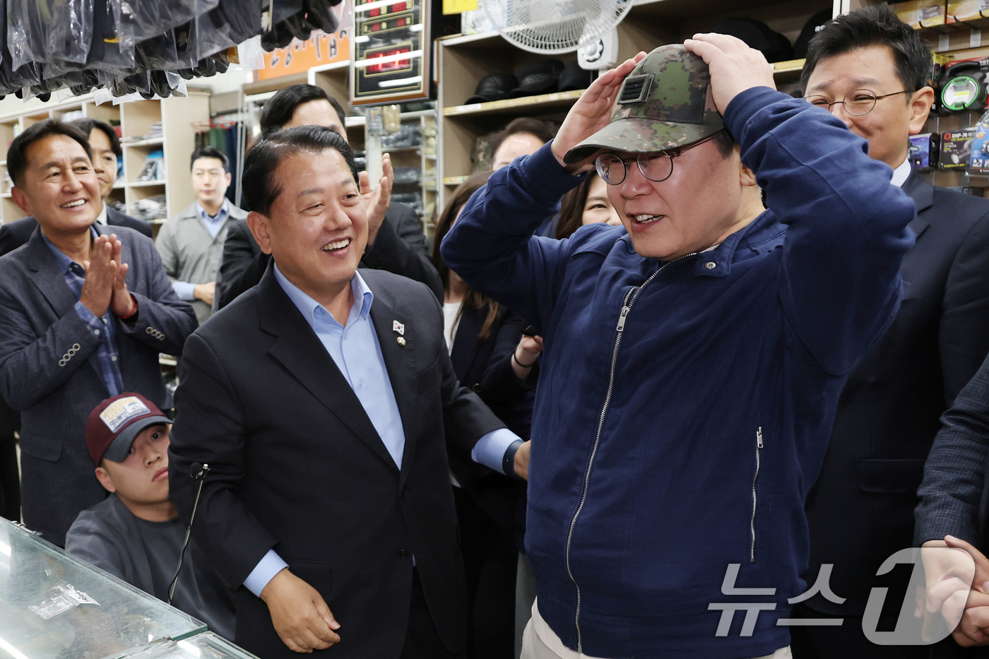 (화천=뉴스1) 이재명 기자 = '골목골목 경청투어 : 접경벨트편'에 나선 이재명 더불어민주당 대통령 후보가 2일 오후 강원 화천군 화천공영버스터미널 인근에 위치한 군장점에서 김병 …