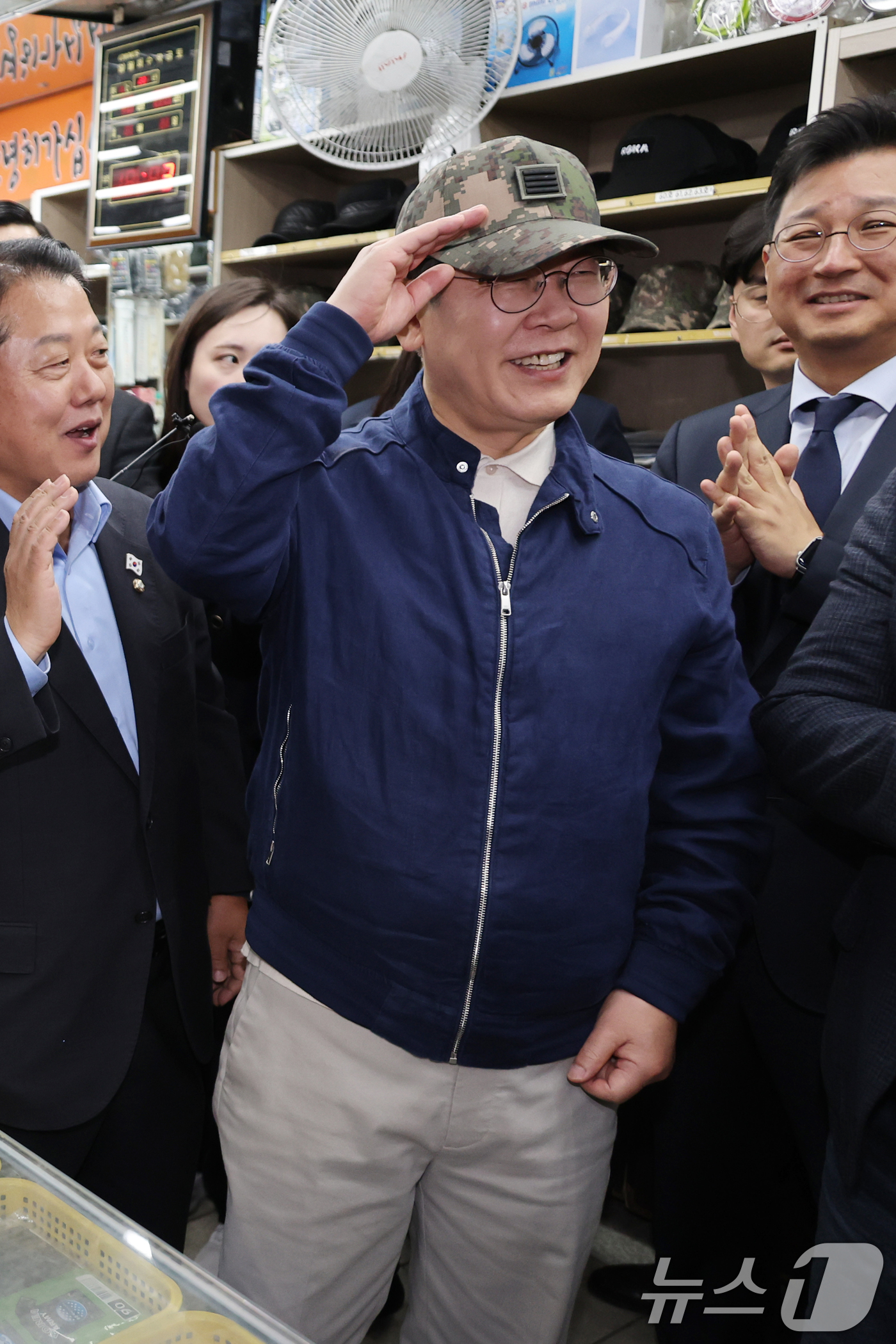 (화천=뉴스1) 이재명 기자 = '골목골목 경청투어 : 접경벨트편'에 나선 이재명 더불어민주당 대통령 후보가 2일 오후 강원 화천군 화천공영버스터미널 인근에 위치한 군장점에서 김병 …