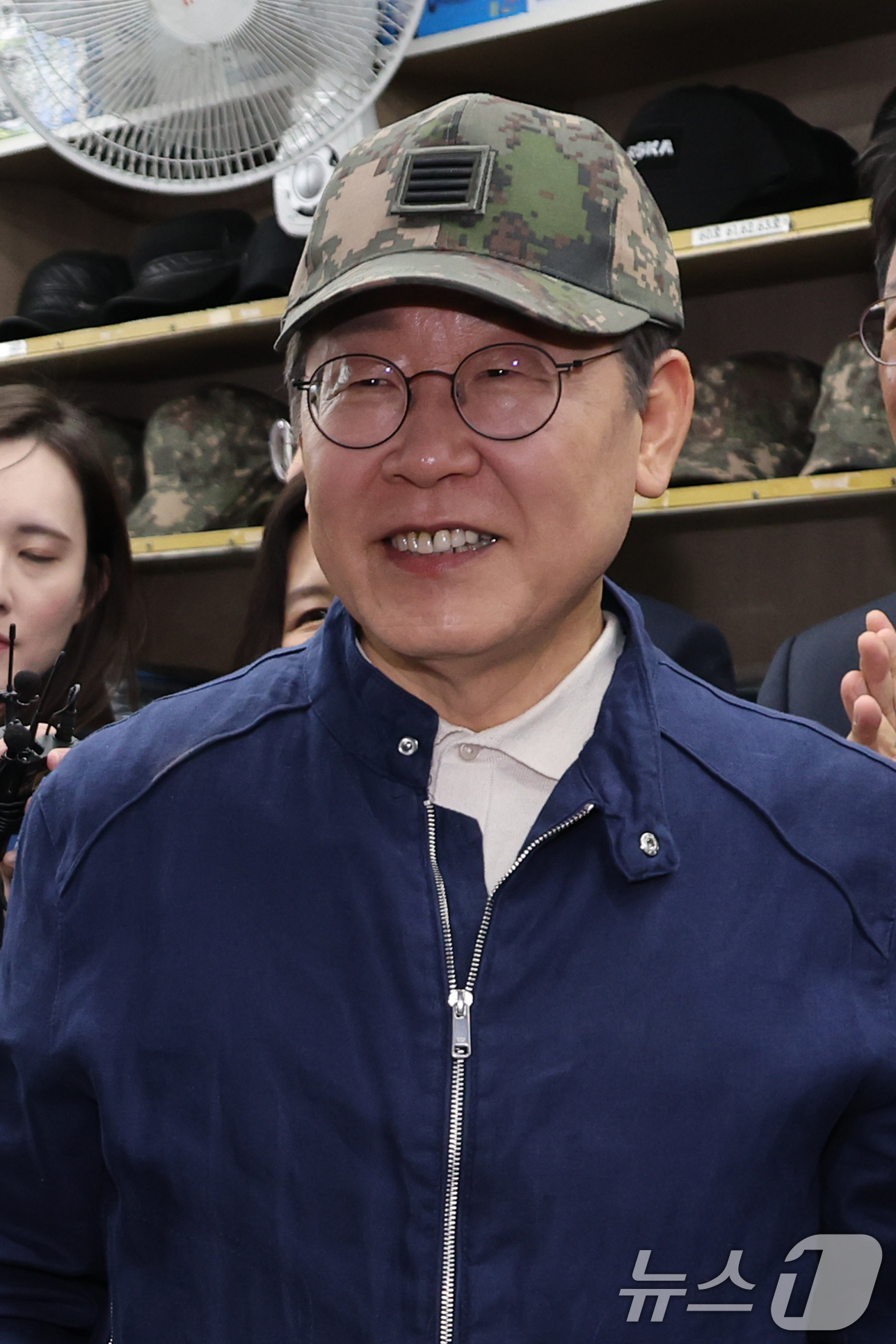 (화천=뉴스1) 이재명 기자 = '골목골목 경청투어 : 접경벨트편'에 나선 이재명 더불어민주당 대통령 후보가 2일 오후 강원 화천군 화천공영버스터미널 인근에 위치한 군장점에서 김병 …