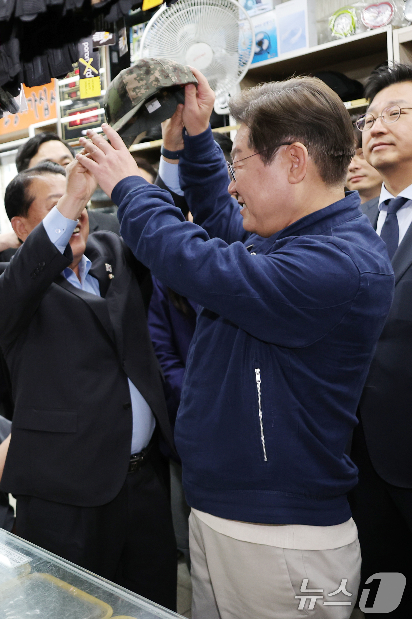 (화천=뉴스1) 이재명 기자 = '골목골목 경청투어 : 접경벨트편'에 나선 이재명 더불어민주당 대통령 후보가 2일 오후 강원 화천군 화천공영버스터미널 인근에 위치한 군장점에서 김병 …