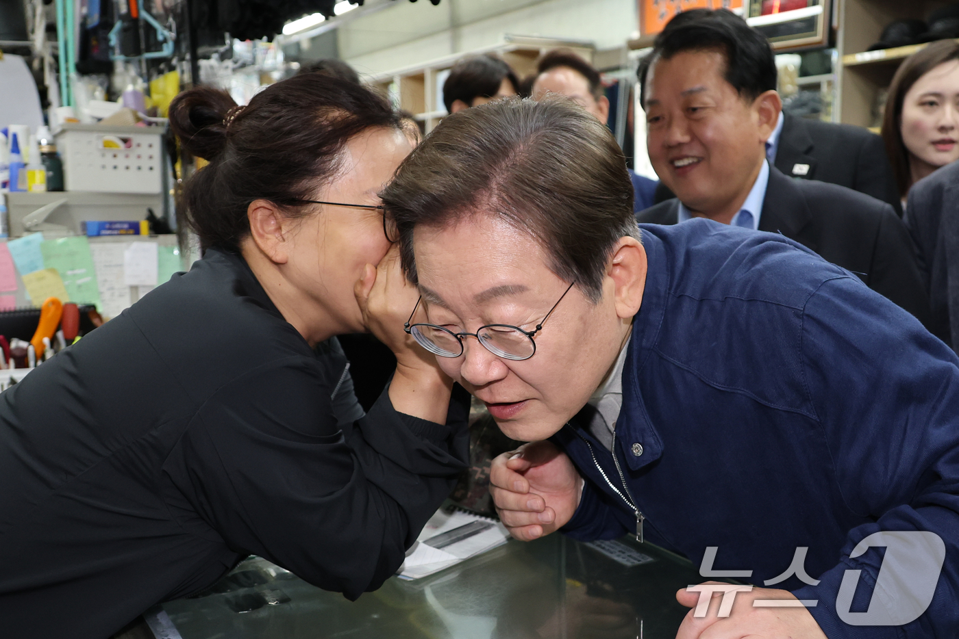 (화천=뉴스1) 이재명 기자 = '골목골목 경청투어 : 접경벨트편'에 나선 이재명 더불어민주당 대통령 후보가 2일 오후 강원 화천군 화천공영버스터미널 인근에 위치한 군장점에서 상인 …