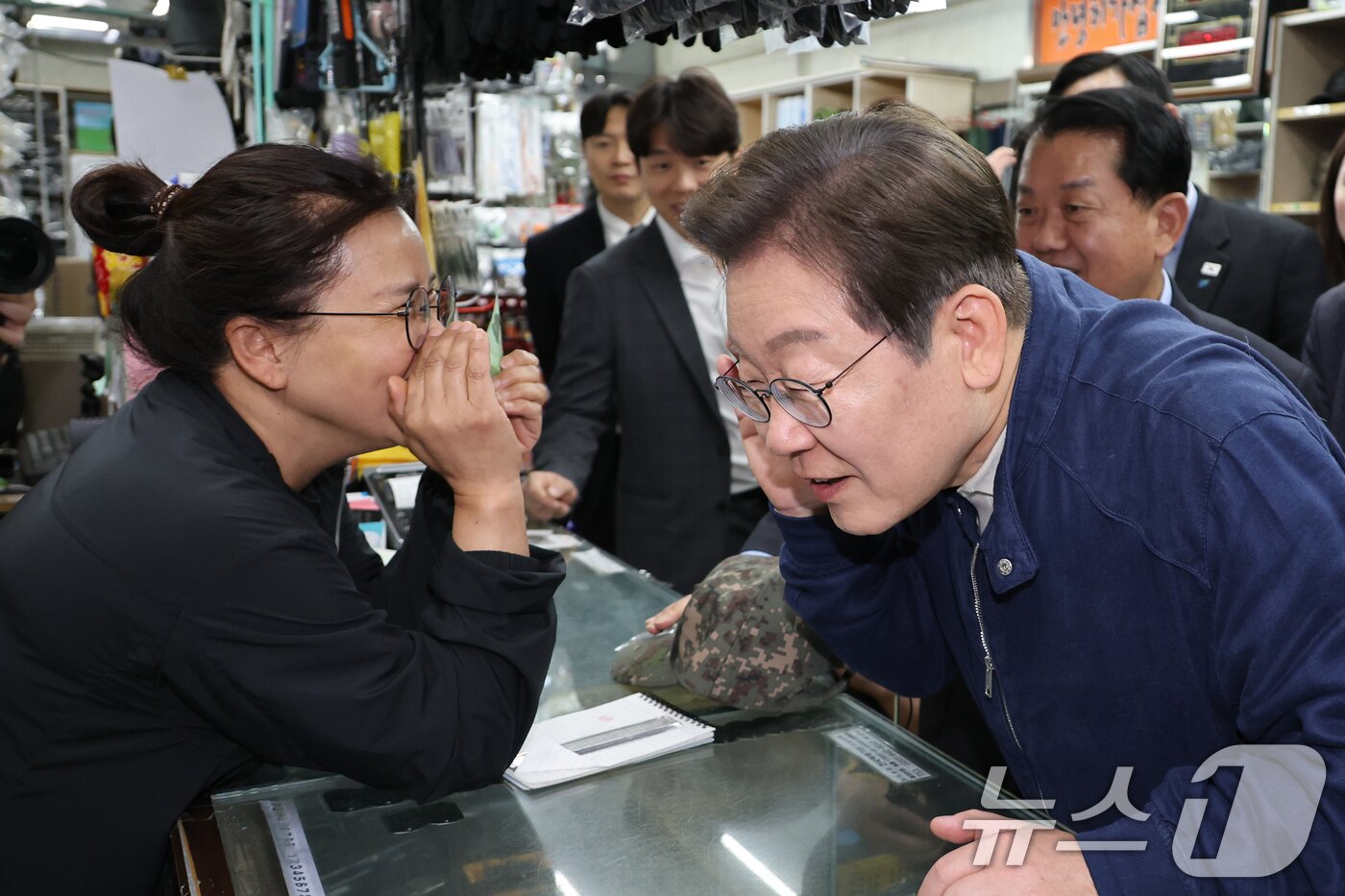 본문 이미지 - '골목골목 경청투어 : 접경벨트편'에 나선 이재명 더불어민주당 대통령 후보가 2일 오후 강원 화천군 화천공영버스터미널 인근에 위치한 군장점에서 상인과 대화를 하고 있다. (공동취재) 2025.5.2/뉴스1 ⓒ News1 이재명 기자