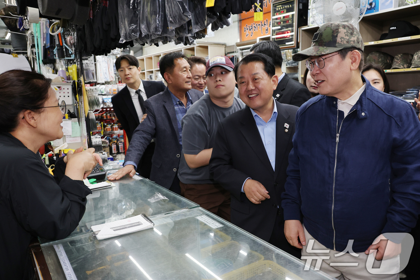 (화천=뉴스1) 이재명 기자 = '골목골목 경청투어 : 접경벨트편'에 나선 이재명 더불어민주당 대통령 후보가 2일 오후 강원 화천군 화천공영버스터미널 인근에 위치한 군장점에서 김병 …