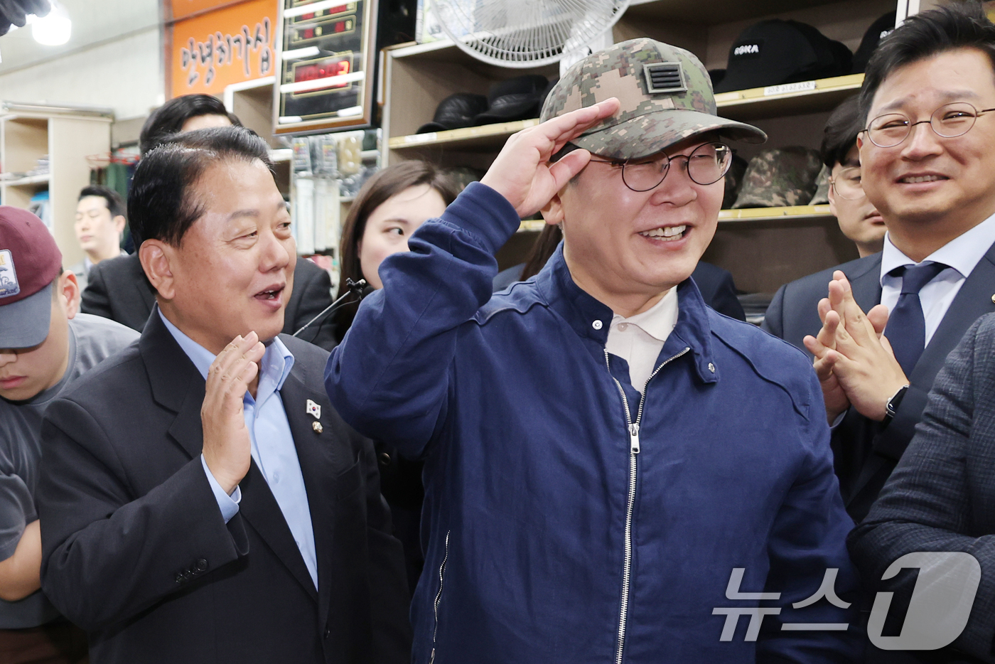 (화천=뉴스1) 이재명 기자 = '골목골목 경청투어 : 접경벨트편'에 나선 이재명 더불어민주당 대통령 후보가 2일 오후 강원 화천군 화천공영버스터미널 인근에 위치한 군장점에서 김병 …