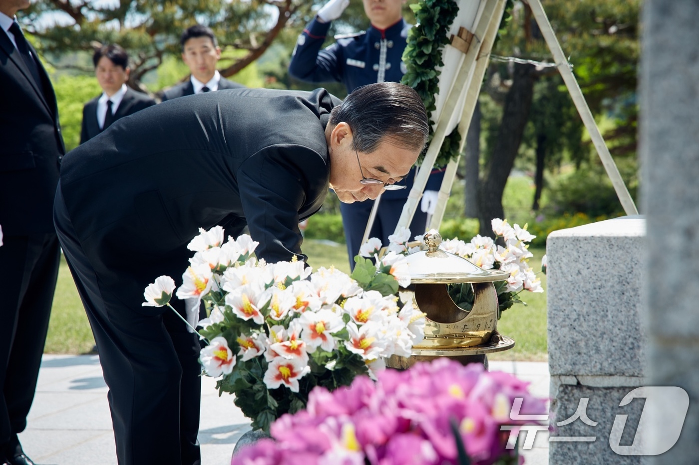 (서울=뉴스1) = 대선 출마를 선언한 한덕수 전 국무총리가 2일 서울 동작구 국립서울현충원을 찾아 학도의용군 무명용사탑을 참배하고 있다. (한덕수 캠프 제공, 재판매 및 DB 금 …