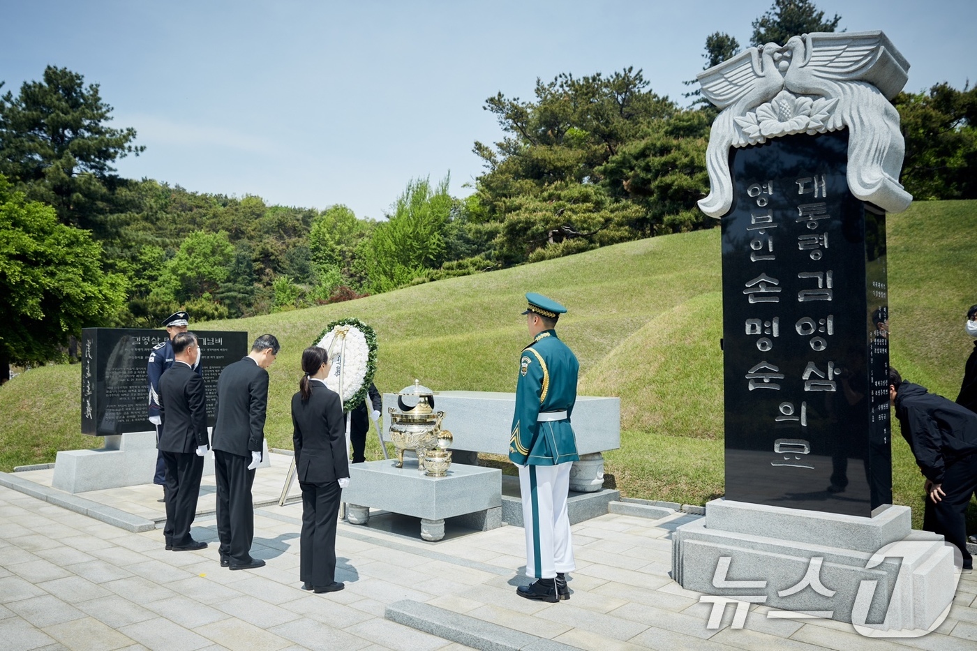 (서울=뉴스1) = 대선 출마를 선언한 한덕수 전 국무총리가 2일 서울 동작구 국립서울현충원을 찾아 고 김영삼 전 대통령 묘역을 참배하고 있다. (한덕수 캠프 제공, 재판매 및 D …