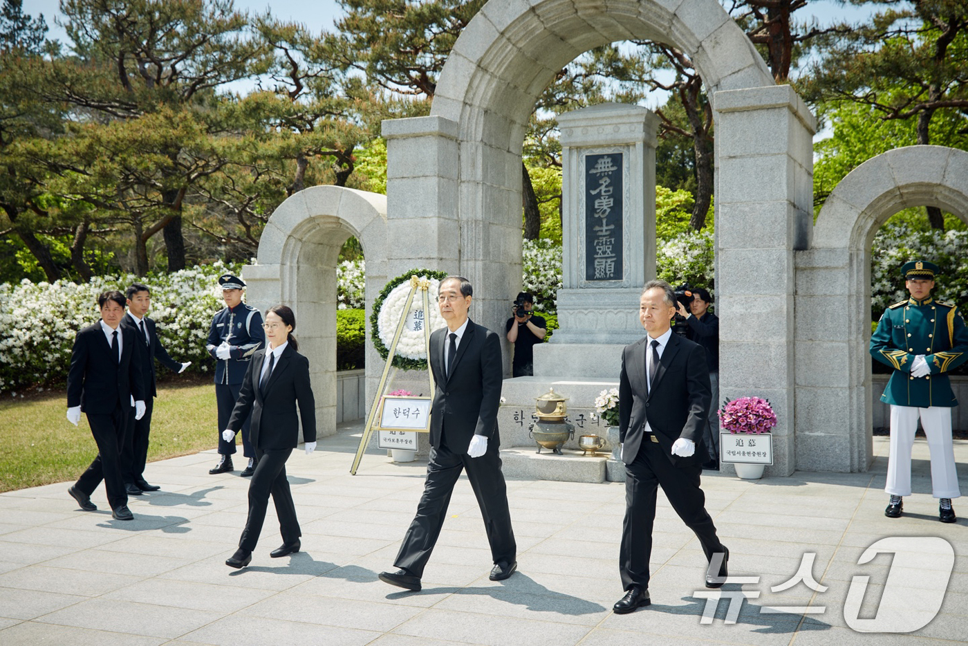 (서울=뉴스1) = 대선 출마를 선언한 한덕수 전 국무총리가 2일 서울 동작구 국립서울현충원을 찾아 학도의용군 무명용사탑 참배 뒤 이동하고 있다. (한덕수 캠프 제공, 재판매 및 …