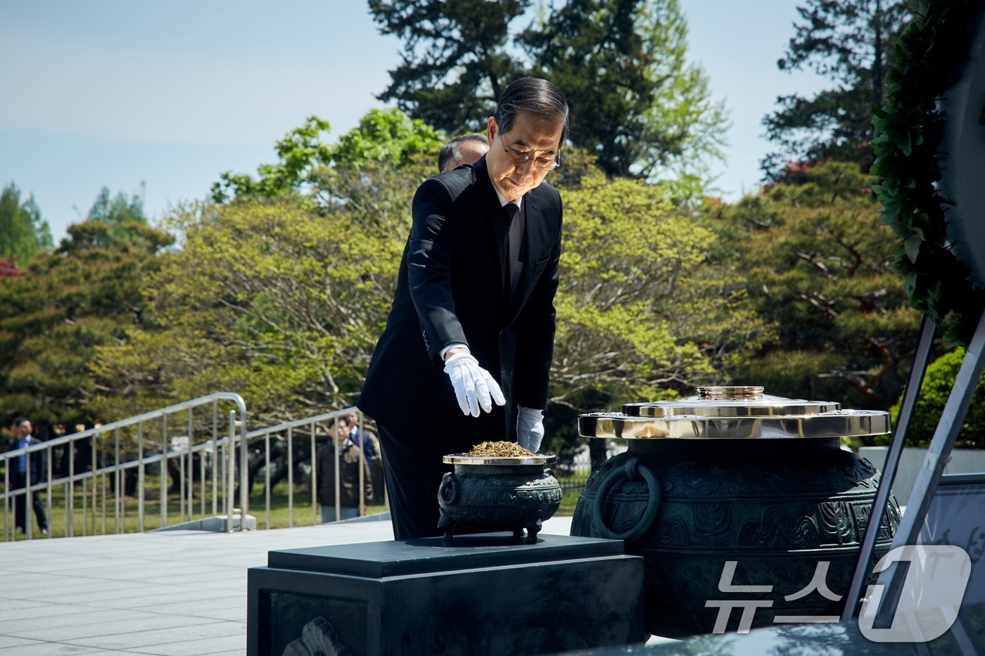 (서울=뉴스1) = 대선 출마를 선언한 한덕수 전 국무총리가 2일 서울 동작구 국립서울현충원 현충탑에서 분향하고 있다. (한덕수 캠프 제공, 재판매 및 DB 금지) 2025.5.2 …