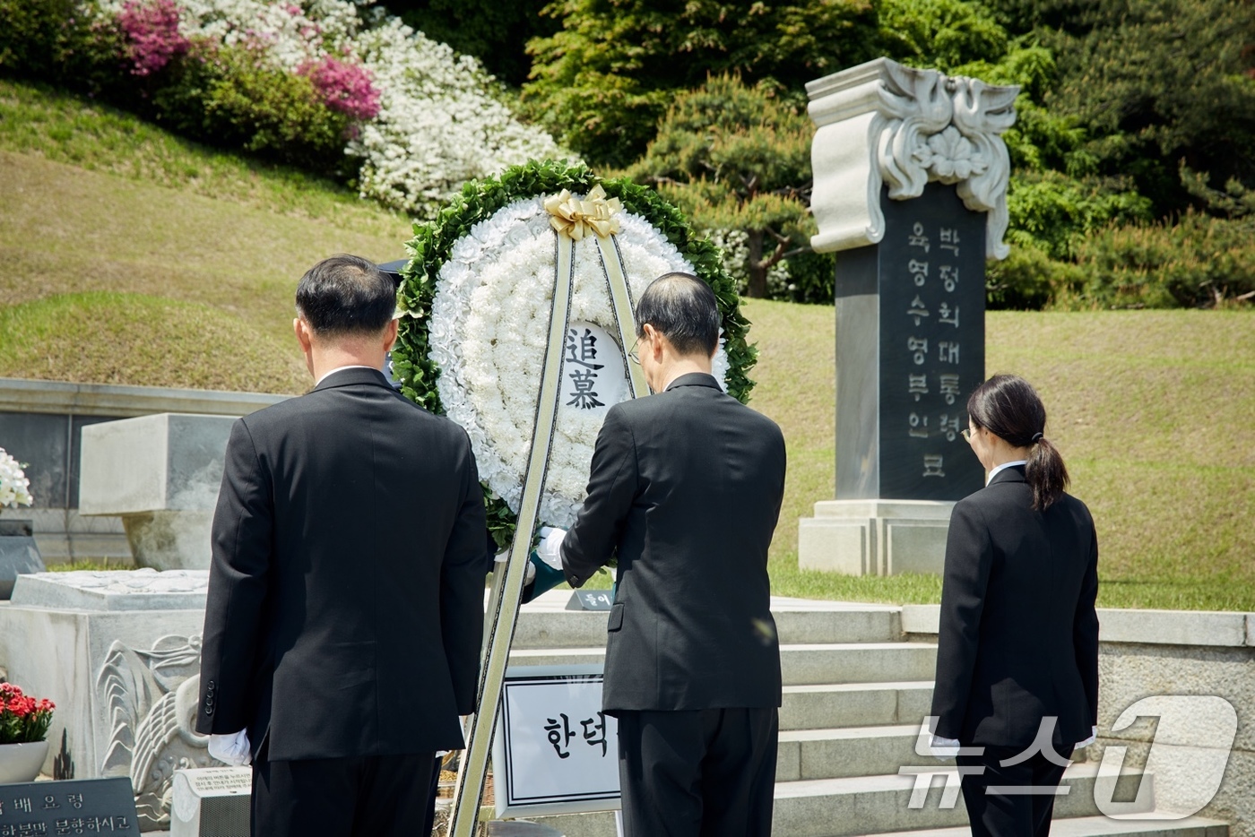 (서울=뉴스1) = 대선 출마를 선언한 한덕수 전 국무총리가 2일 서울 동작구 국립서울현충원을 찾아 고 박정희 전 대통령 묘역을 참배하고 있다. (한덕수 캠프 제공, 재판매 및 D …