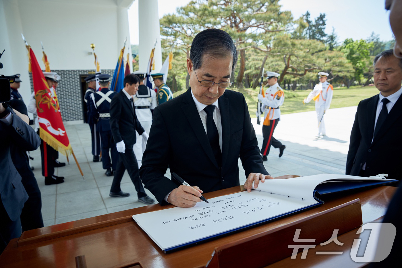 (서울=뉴스1) = 대선 출마를 선언한 한덕수 전 국무총리가 2일 서울 동작구 국립서울현충원 참배 후 방명록을 작성하고 있다. '대한민국이 갈등과 혼란을 넘어 앞으로, 오직 앞으로 …