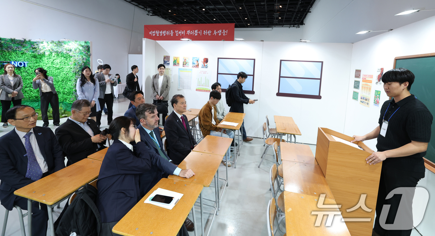 (서울=뉴스1) 권현진 기자 = 김영호 통일부 장관(왼쪽 앞줄 세번째)과 제임스 히난 유엔 북한인권사무소 소장 등이 2일 오후 서울시 성동구 서울숲 언더스탠드에비뉴 진행된 북한인권 …