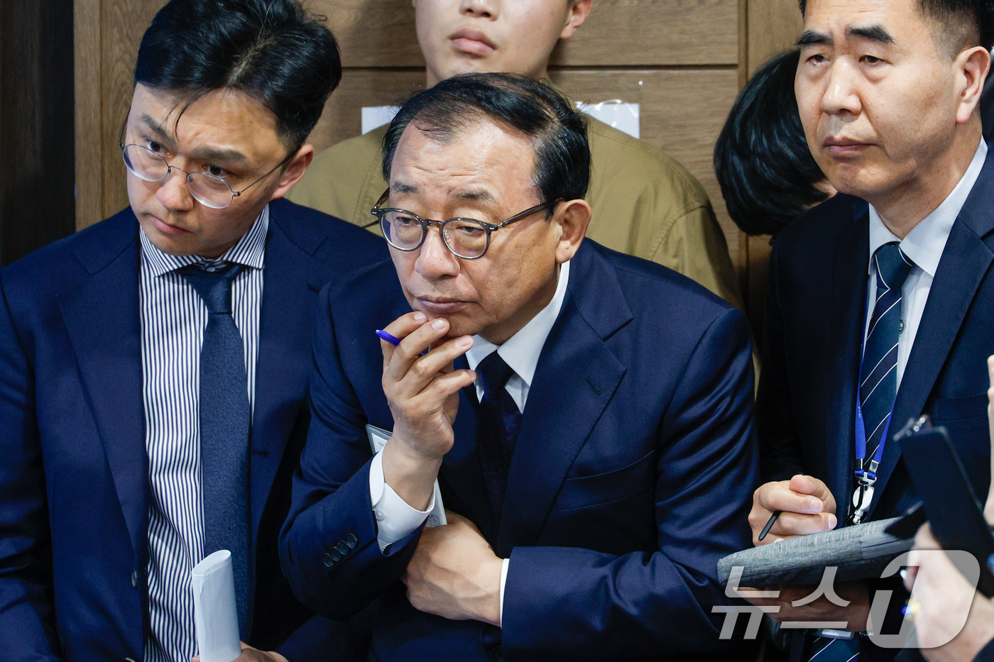 (서울=뉴스1) 안은나 기자 = 한덕수 캠프에 합류한 이정현 전 새누리당 대표가 2일 서울 여의도 국회 소통관에서 대선 출마 선언을 마친 한 전 총리와 취재진의 질의 답변을 듣고 …