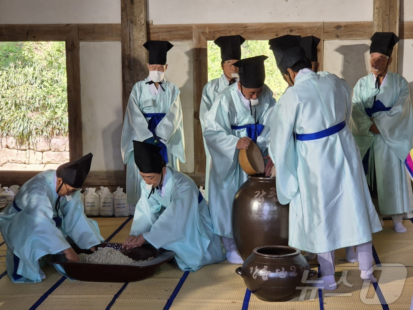 (강릉=뉴스1) 윤왕근 기자 = 유네스코 인류무형문화유산 강릉단오제의 사전 행사인 신주 빚기 행사가 2일 강릉 대도호부관아 옆 칠사당에서 열리고 있다. 올해 강릉단오제는 \'스무살 …