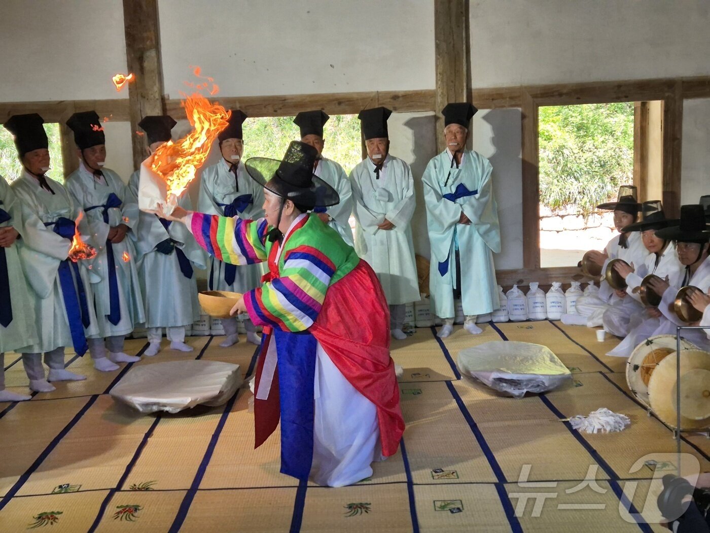 본문 이미지 - 유네스코 인류무형문화유산 강릉단오제의 사전 행사인 신주 빚기 행사가 2일 강릉 대도호부관아 옆 칠사당에서 열리고 있다. 올해 강릉단오제는 &#39;스무살, 단오&#39;를 주제로 오는 27일 강릉 남대천 행사장 일대에서 열린다. 2025.5.2/뉴스1 ⓒ News1 윤왕근 기자