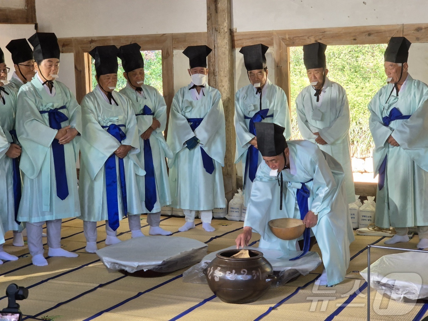 (강릉=뉴스1) 윤왕근 기자 = 유네스코 인류무형문화유산 강릉단오제의 사전 행사인 신주 빚기 행사가 2일 강릉 대도호부관아 옆 칠사당에서 열리고 있다. 올해 강릉단오제는 \'스무살 …