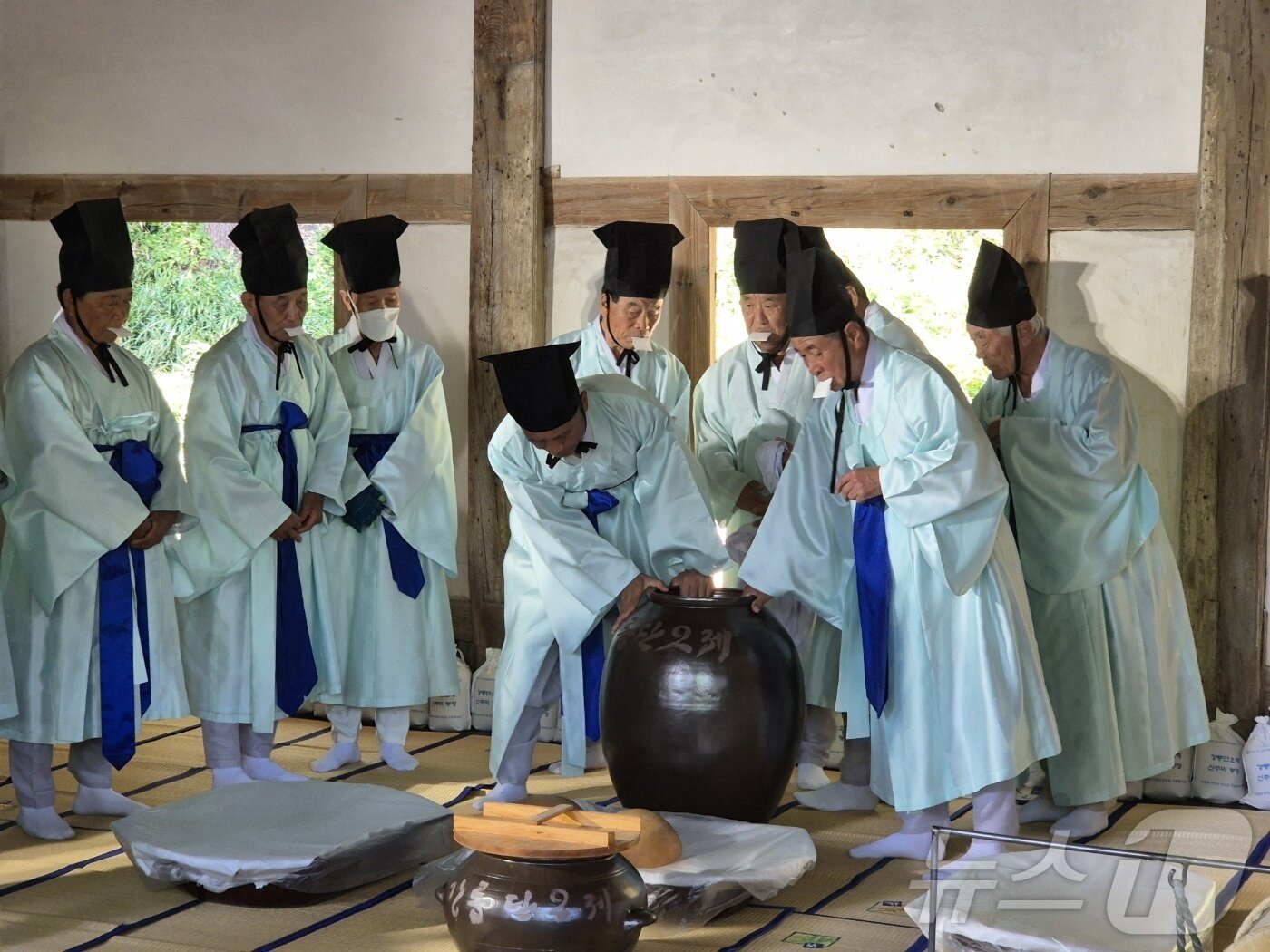 본문 이미지 - 유네스코 인류무형문화유산 강릉단오제의 사전 행사인 신주 빚기 행사가 2일 강릉 대도호부관아 옆 칠사당에서 열리고 있다. 올해 강릉단오제는 '스무살, 단오'를 주제로 오는 27일 강릉 남대천 행사장 일대에서 열린다. 2025.5.2/뉴스1 ⓒ News1 윤왕근 기자
