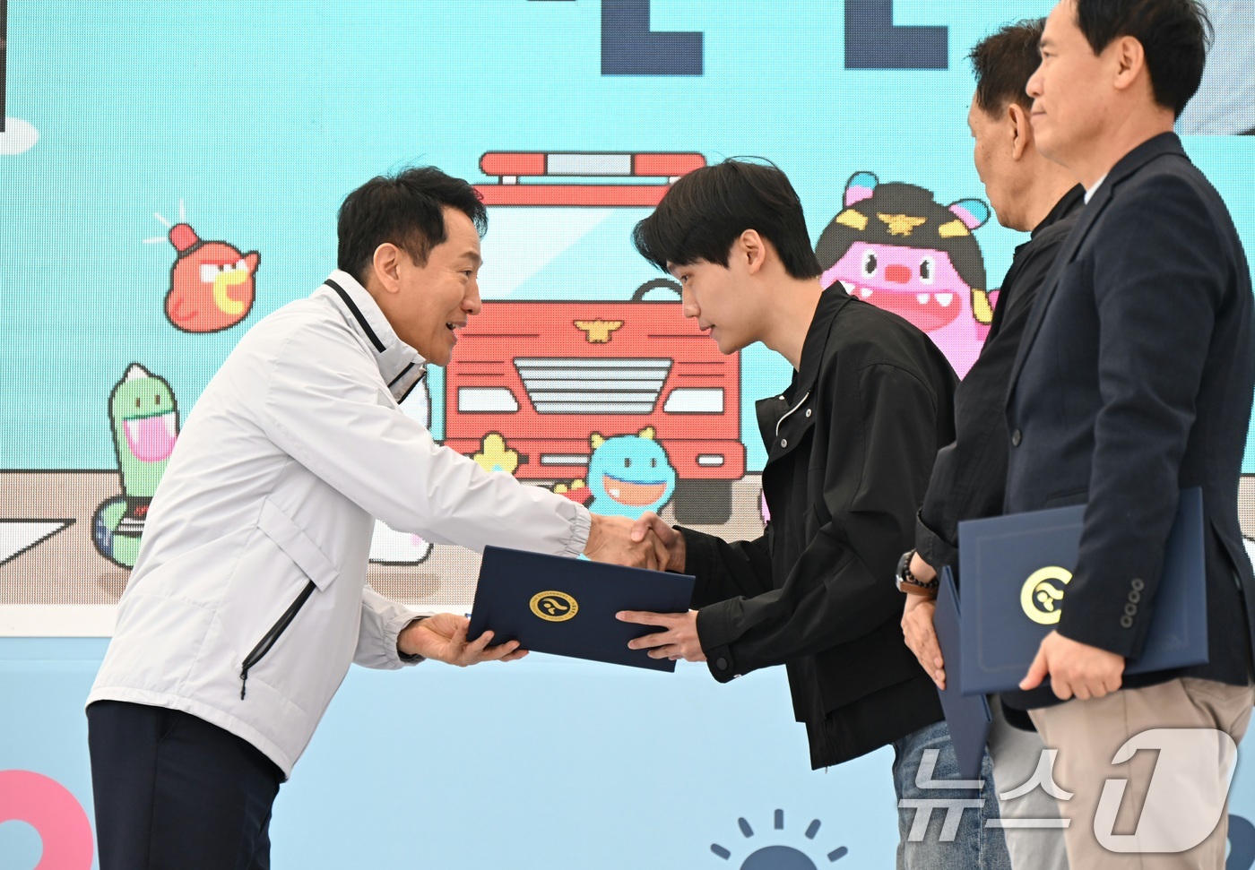 (서울=뉴스1) = 오세훈 서울시장이 2일 서울 여의도공원에서 열린 '2025 서울안전한마당'에서 용감한 의인상을 수여하고 있다. (서울시 제공. 재판매 및 DB 금지) 2025. …