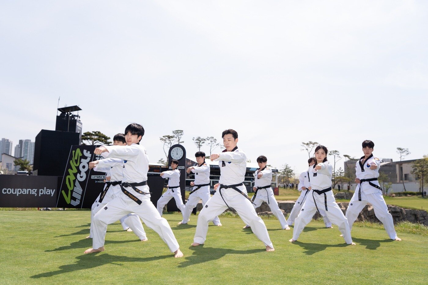 본문 이미지 - 1라운드 경기 전 진행된 태권도 시범단의 공연 모습. &#40;LIV 골프 제공&#41;