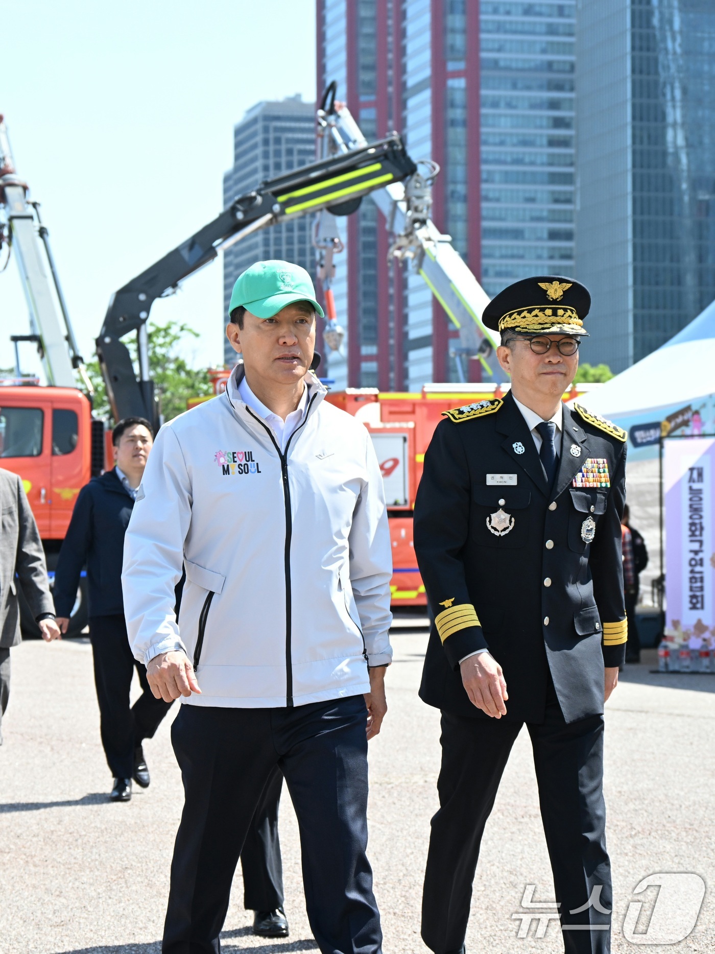 (서울=뉴스1) = 2일 서울 여의도공원에서 열린 '2025 서울안전한마당'을 찾은 오세훈 서울시장이 권혁민 서울시 소방재난본부장과 함께 행사장을 둘러보고 있다. (서울시 제공. …