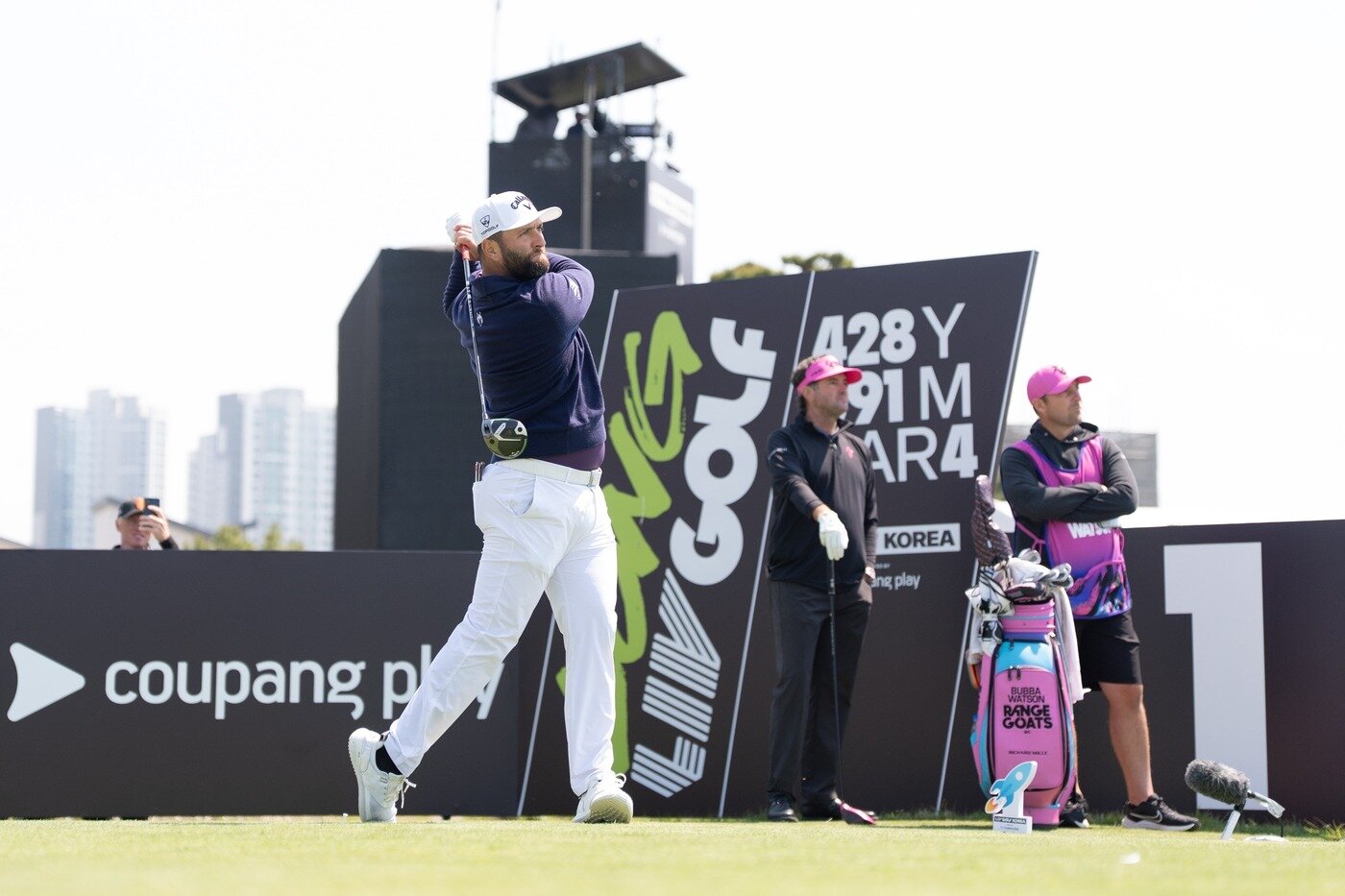 본문 이미지 - 욘 람&#40;스페인&#41;이 2일 열린 LIV 골프 코리아 1라운드에서 티샷을 날리고 있다. &#40;LIV 골프 제공&#41;