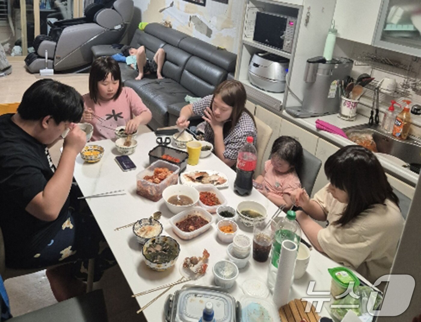 본문 이미지 - 장흥에 거주하는 박제정·김혜숙 씨네 부부가 집에서 식사하고 있는 모습.(본인 제공. 재판매 및 DB 금지) 2025.5.2/뉴스1 