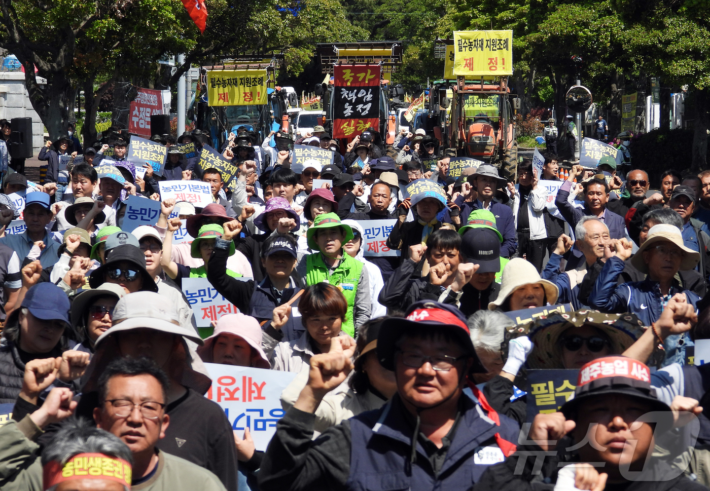 (제주=뉴스1) 오미란 기자 = 제주 농민들이 2일 오후 제주도청 앞에서 제21대 대통령 선거 후보들을 향해 농민기본법 제정 등을 촉구하고 있다. 2025.5.2/뉴스1