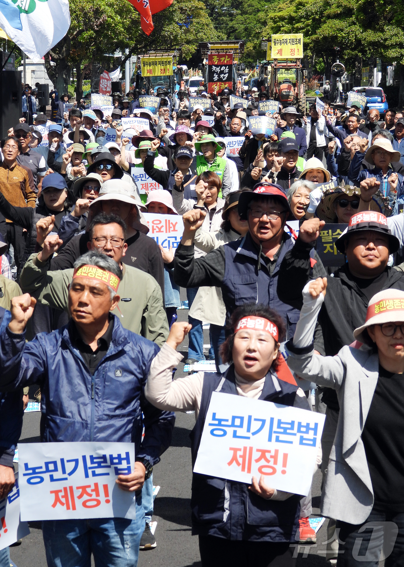 (제주=뉴스1) 오미란 기자 = 제주 농민들이 2일 오후 제주도청 앞에서 제21대 대통령 선거 후보들을 향해 농민기본법 제정 등을 촉구하고 있다. 2025.5.2/뉴스1