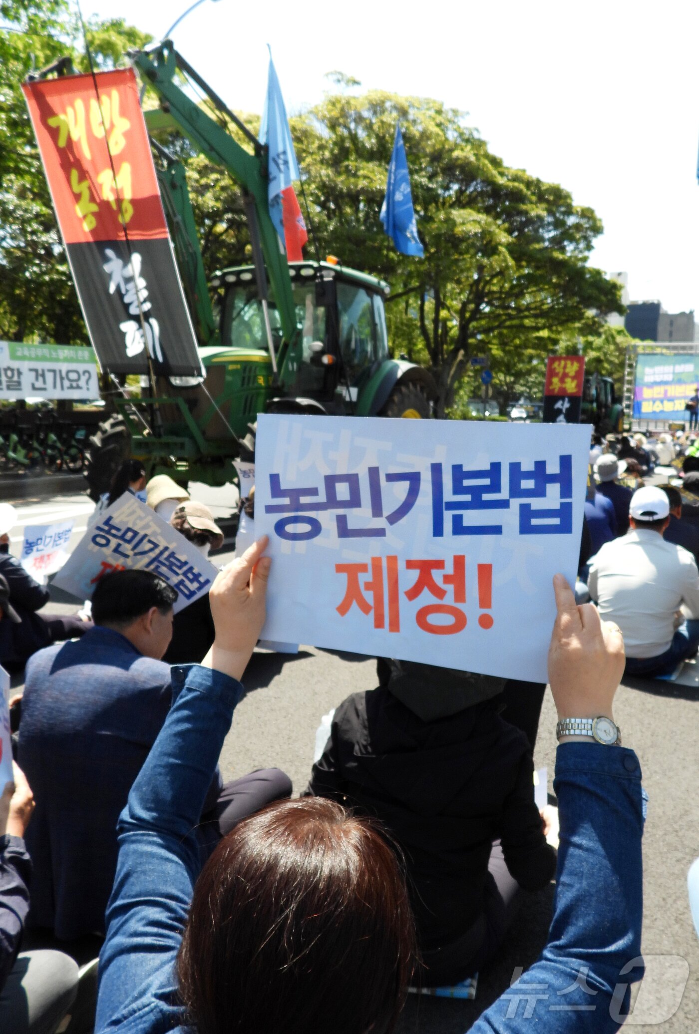 본문 이미지 - 제주 농민들이 2일 오후 제주도청 앞에서 제21대 대통령 선거 후보들을 향해 농민기본법 제정 등을 촉구하고 있다. 2025.5.2/뉴스1 ⓒ News1 오미란 기자