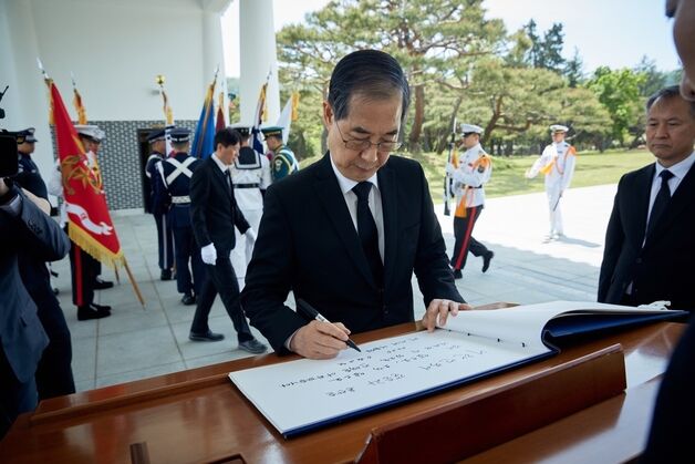 한덕수, 김영삼·박정희·김대중·이승만 순 대통령 묘역 참배