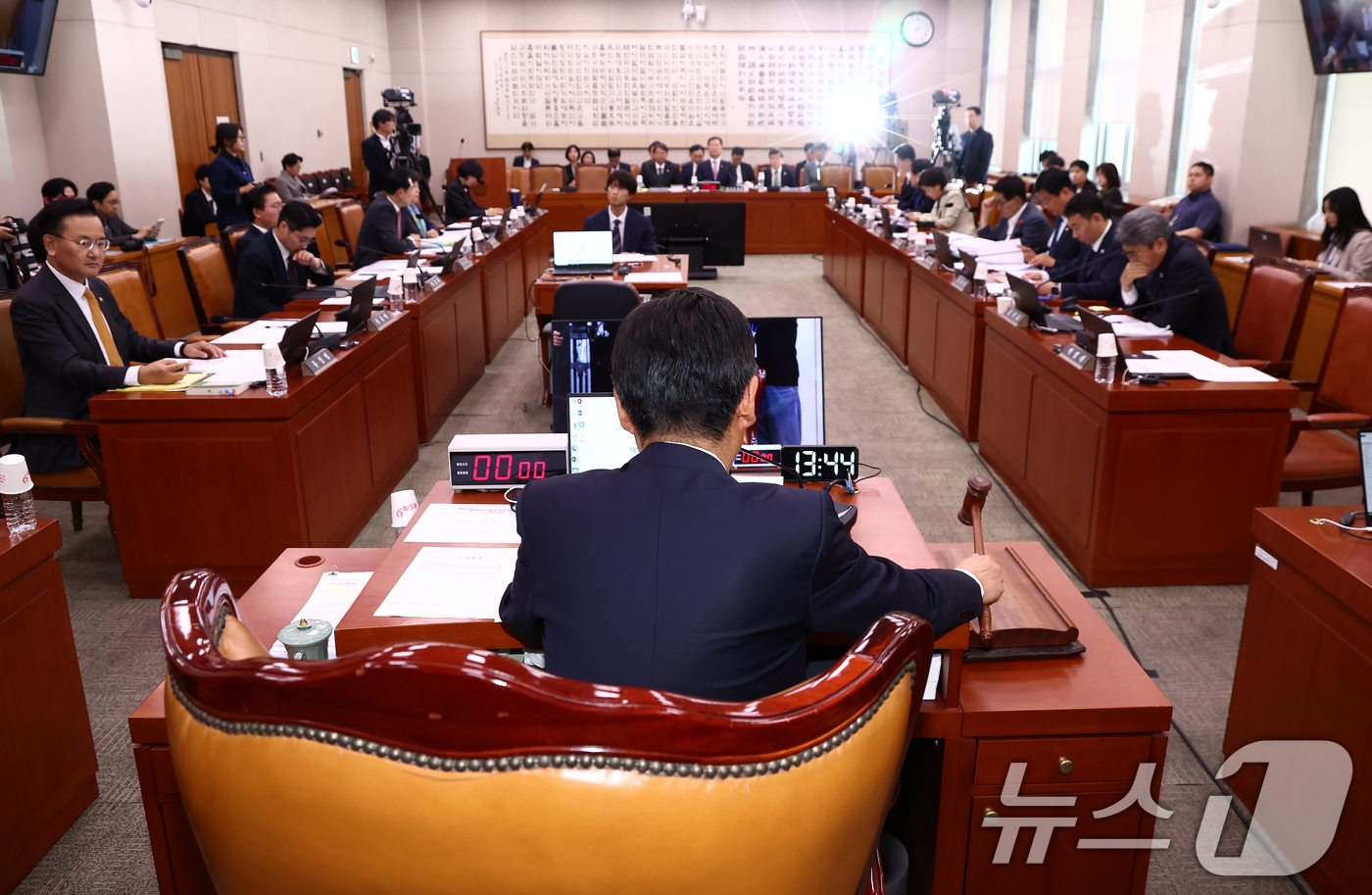 (서울=뉴스1) 김민지 기자 = 정청래 법제사법위원장이 2일 오후 서울 여의도 국회에서 열린 법제사법위원회 전체회의에서 대통령 당선시 진행 중인 형사재판 절차를 정지하도록 하는 내 …