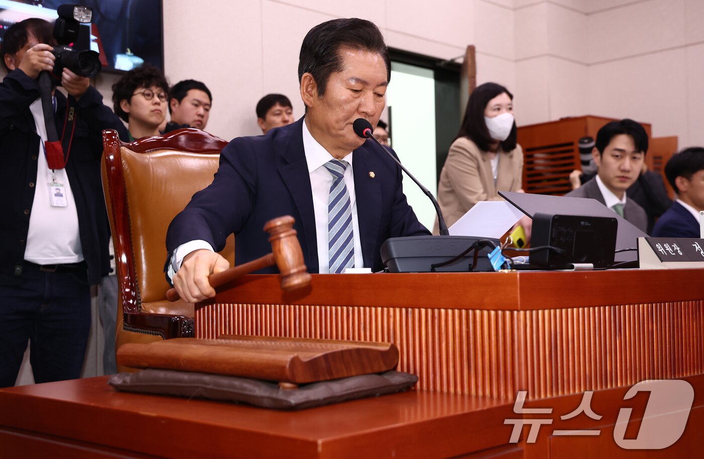 본문 이미지 - 정청래 법제사법위원장이 2일 오후 서울 여의도 국회에서 열린 법제사법위원회 전체회의에서 안건을 상정하며 의사봉을 두드리고 있다. 2025.5.2/뉴스1 ⓒ News1 김민지 기자