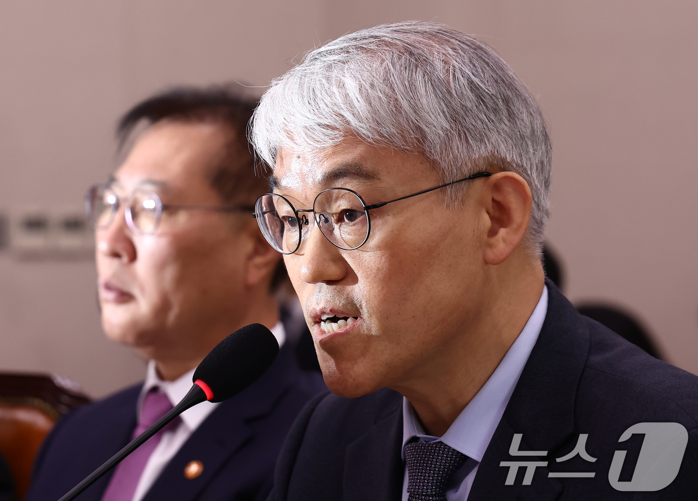 (서울=뉴스1) 김민지 기자 = 천대엽 법원행정처장이 2일 오후 서울 여의도 국회에서 열린 법제사법위원회 전체회의에서 의원 질의에 답변하고 있다. 왼쪽은 박성재 법무부 장관. 20 …