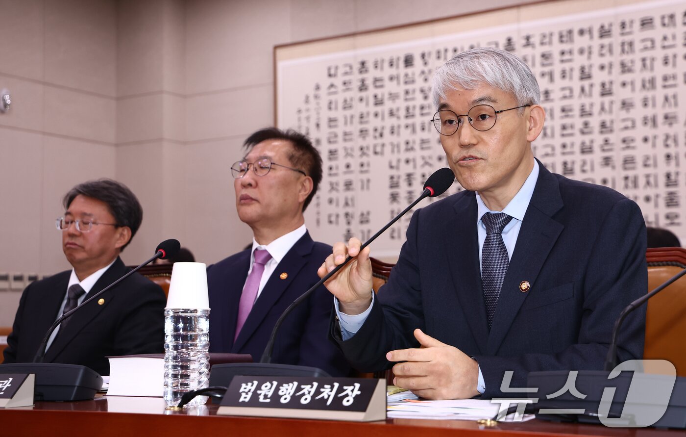 본문 이미지 - 천대엽 법원행정처장이 2일 오후 서울 여의도 국회에서 열린 법제사법위원회 전체회의에서 의원 질의에 답변하고 있다. 2025.5.2/뉴스1 ⓒ News1 김민지 기자