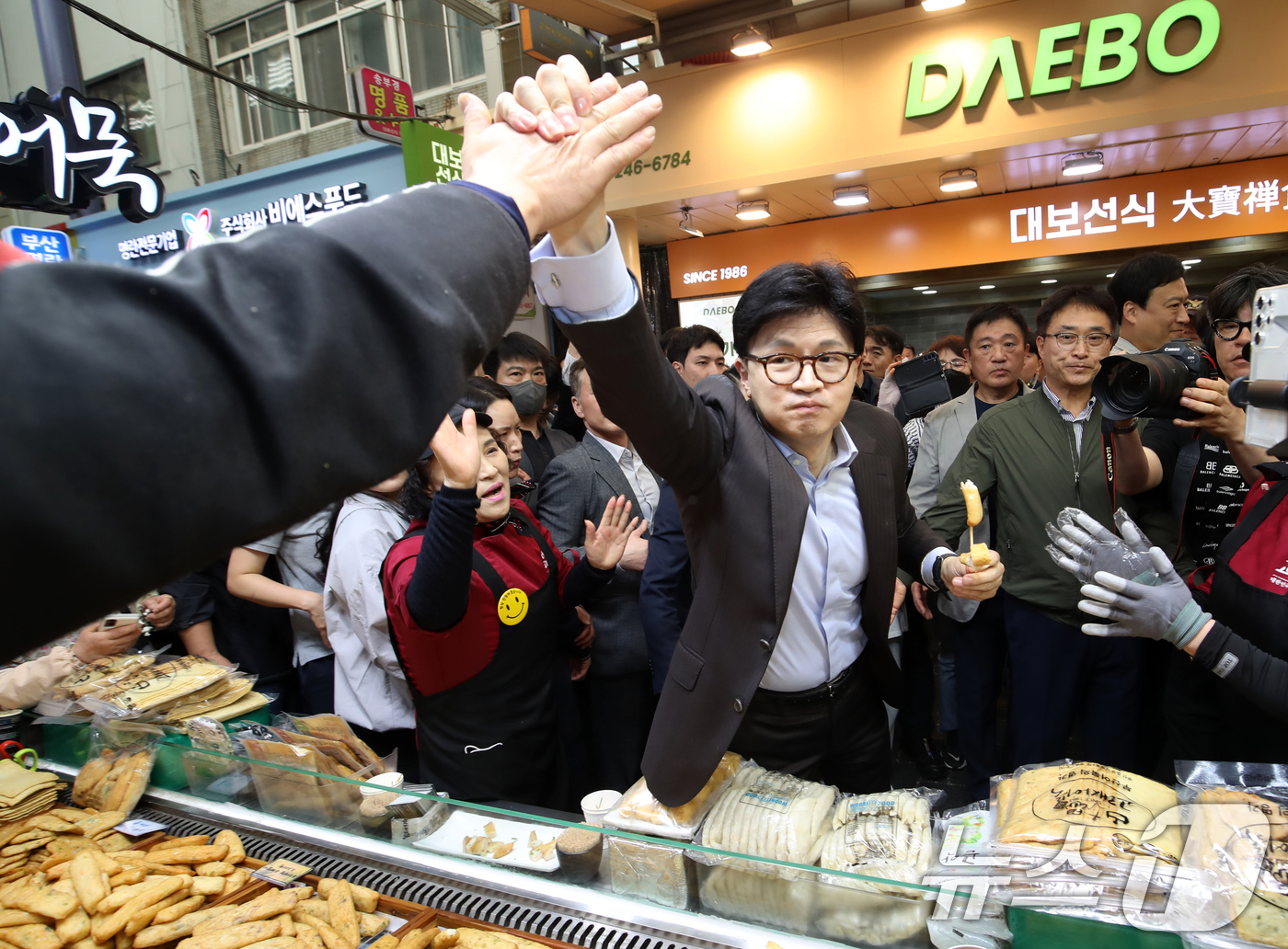 (부산=뉴스1) 윤일지 기자 = 한동훈 국민의힘 대선 경선 후보가 2일 오후 부산 중구 부평깡통시장을 찾아 상인들과 인사를 나누고 있다.  2025.5.2/뉴스1