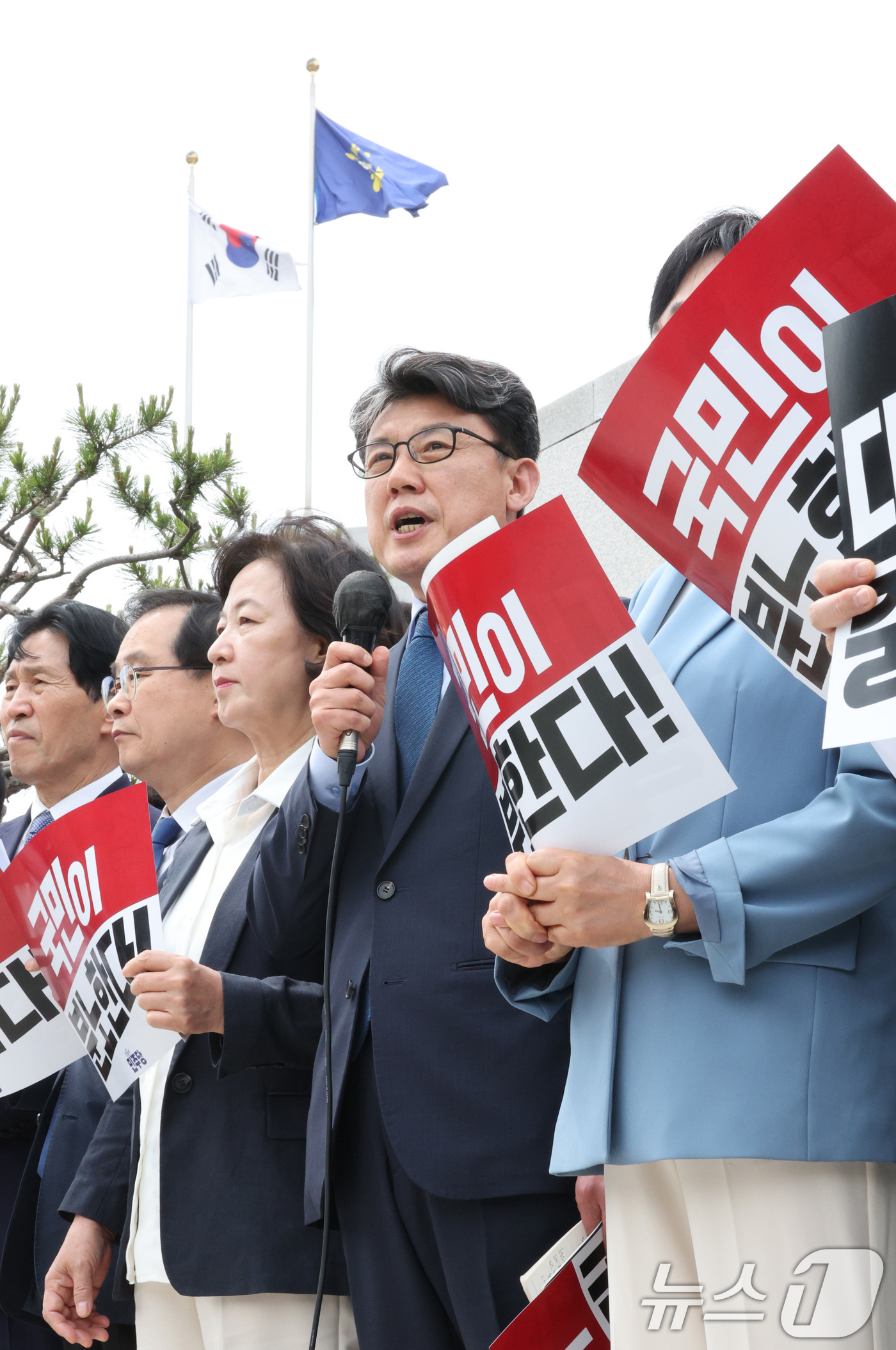 (서울=뉴스1) 신웅수 기자 = 진성준 의원을 비롯한 더불어민주당 의원들이 2일 오후 서울 서초구 대법원을 찾아 이재명 더불어민주당 대통령 후보 공직선거법 위반 혐의 사건 상고심 …