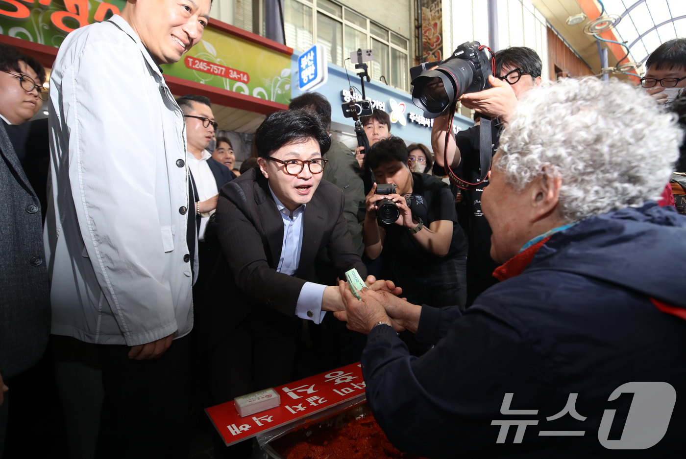 (부산=뉴스1) 윤일지 기자 = 한동훈 국민의힘 대선 경선 후보가 2일 오후 부산 중구 부평깡통시장을 찾아 상인들과 인사를 나누고 있다.  2025.5.2/뉴스1